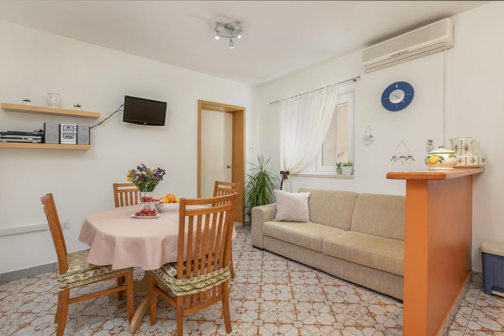 Green terrace apartment view 4