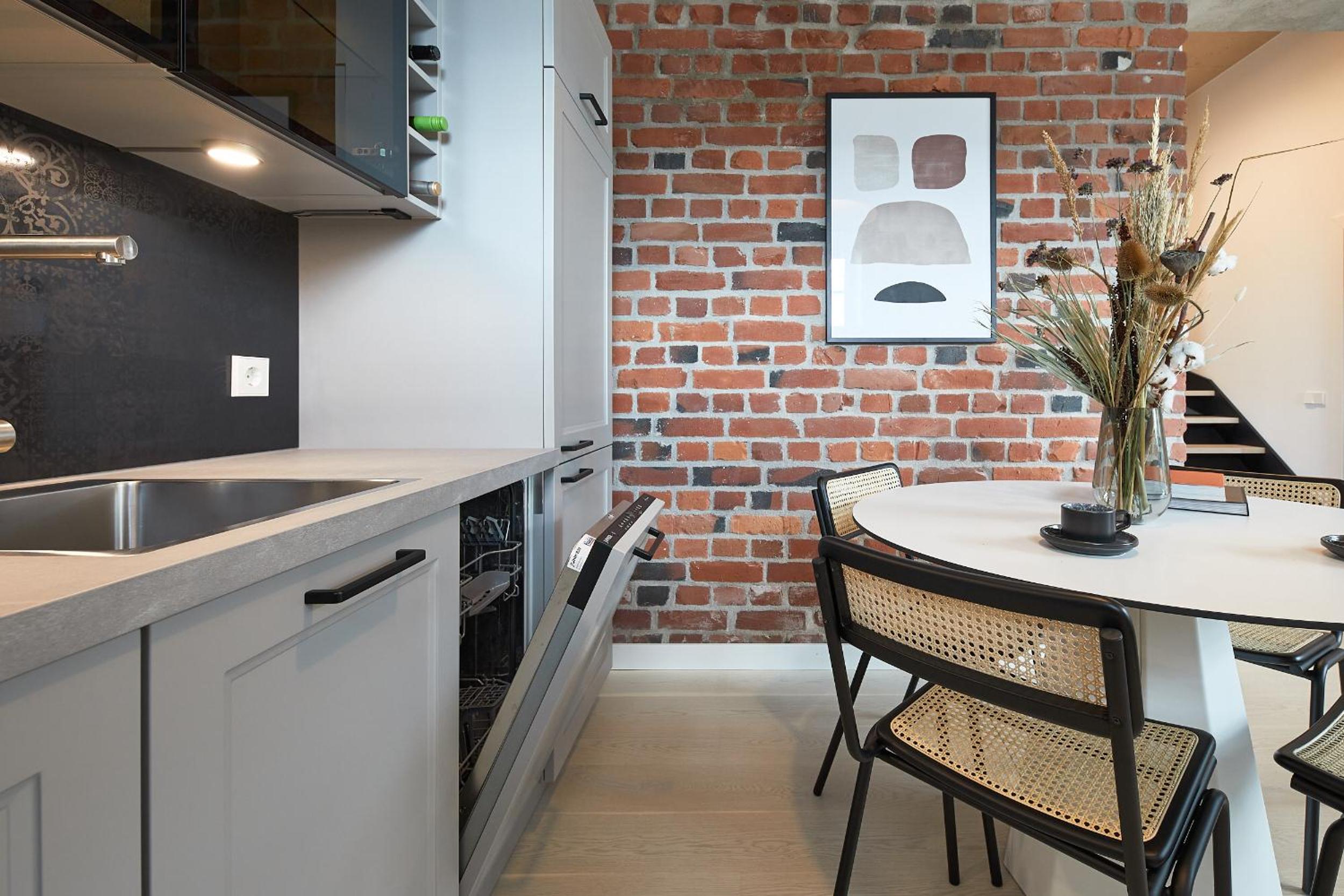High ceiling loft with its own backyard and a terrace view 2