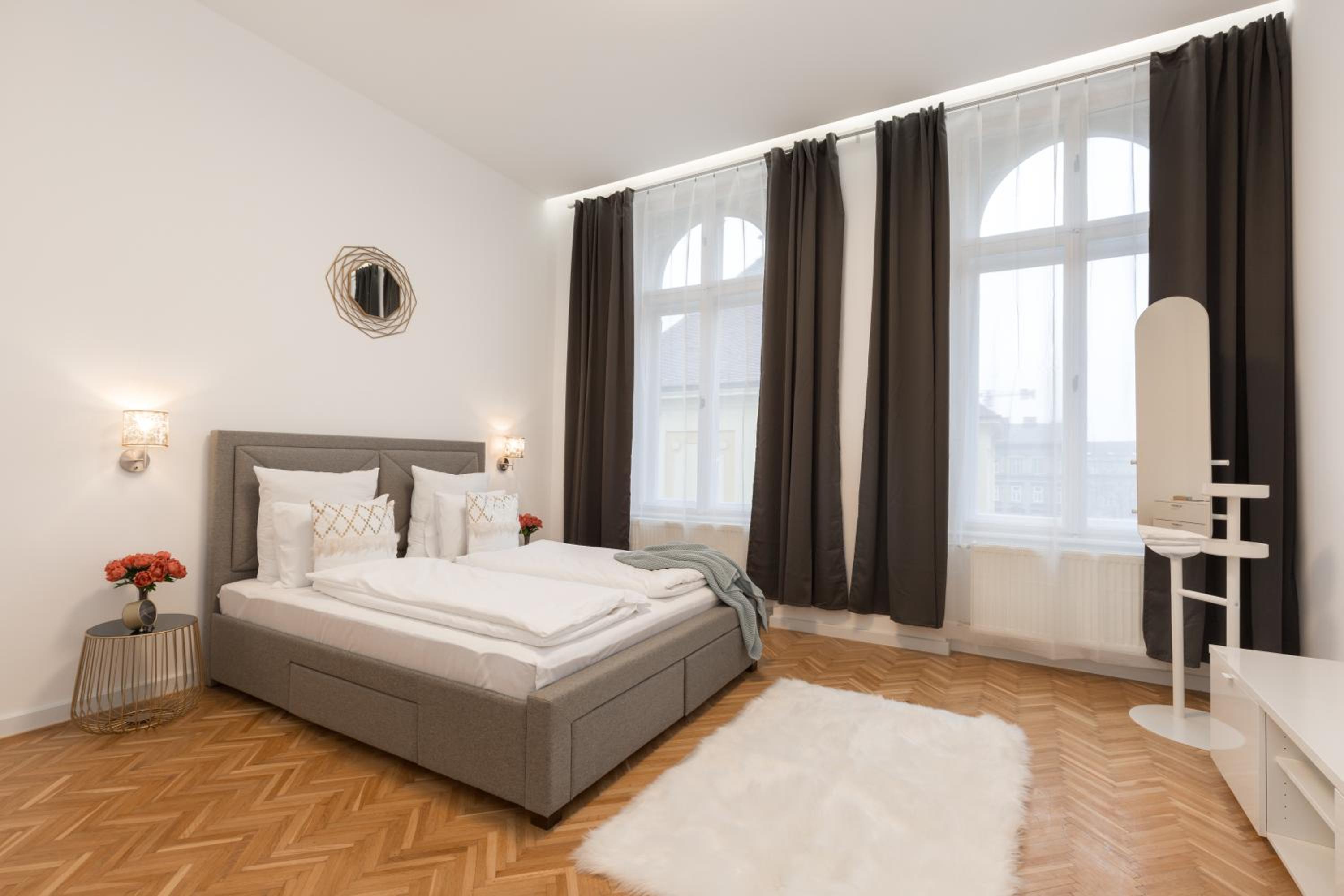 Space and Style in The Heart Of Budapest w 2BR&2BT view 4