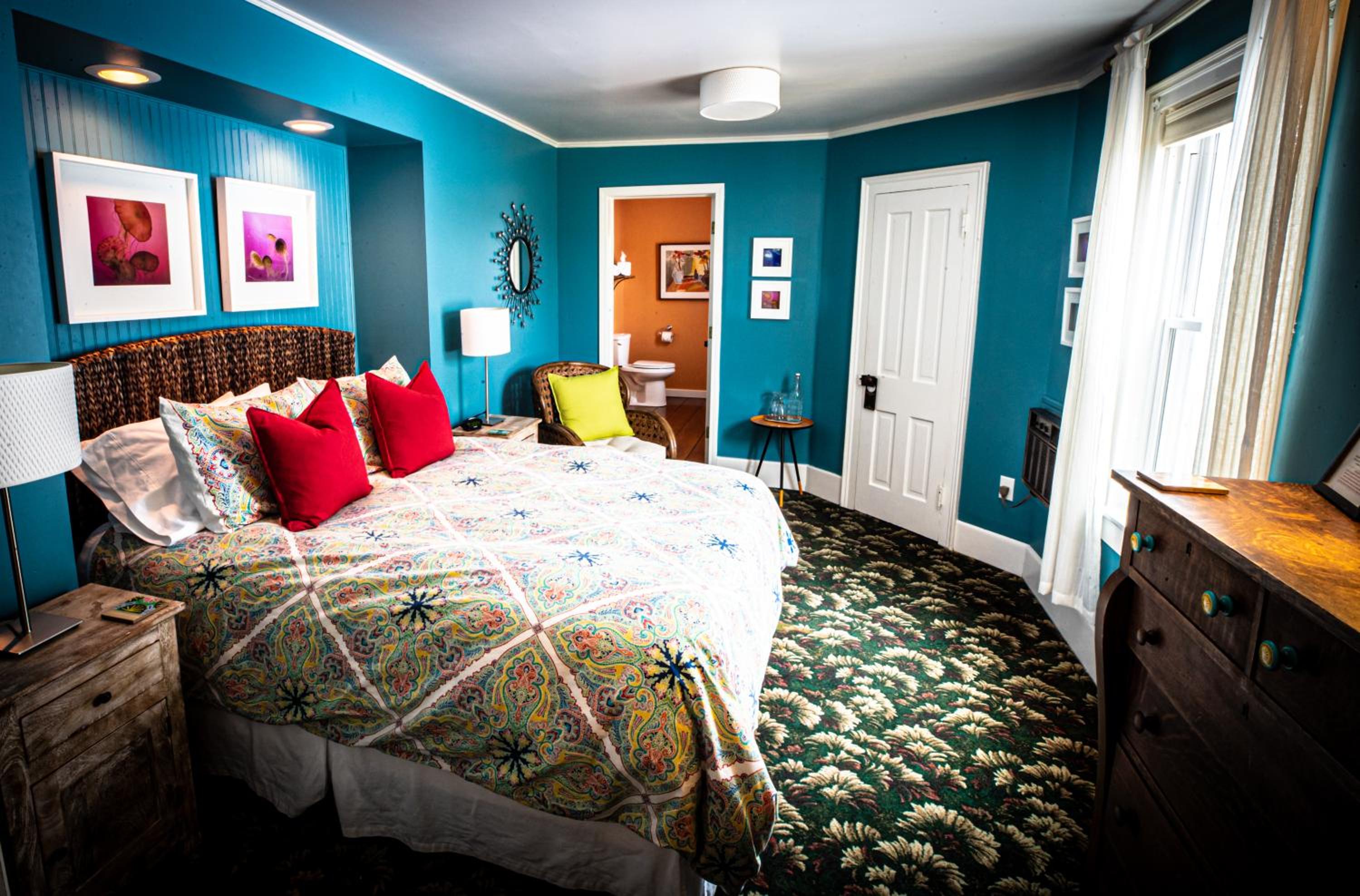 Twin Oaks Inn