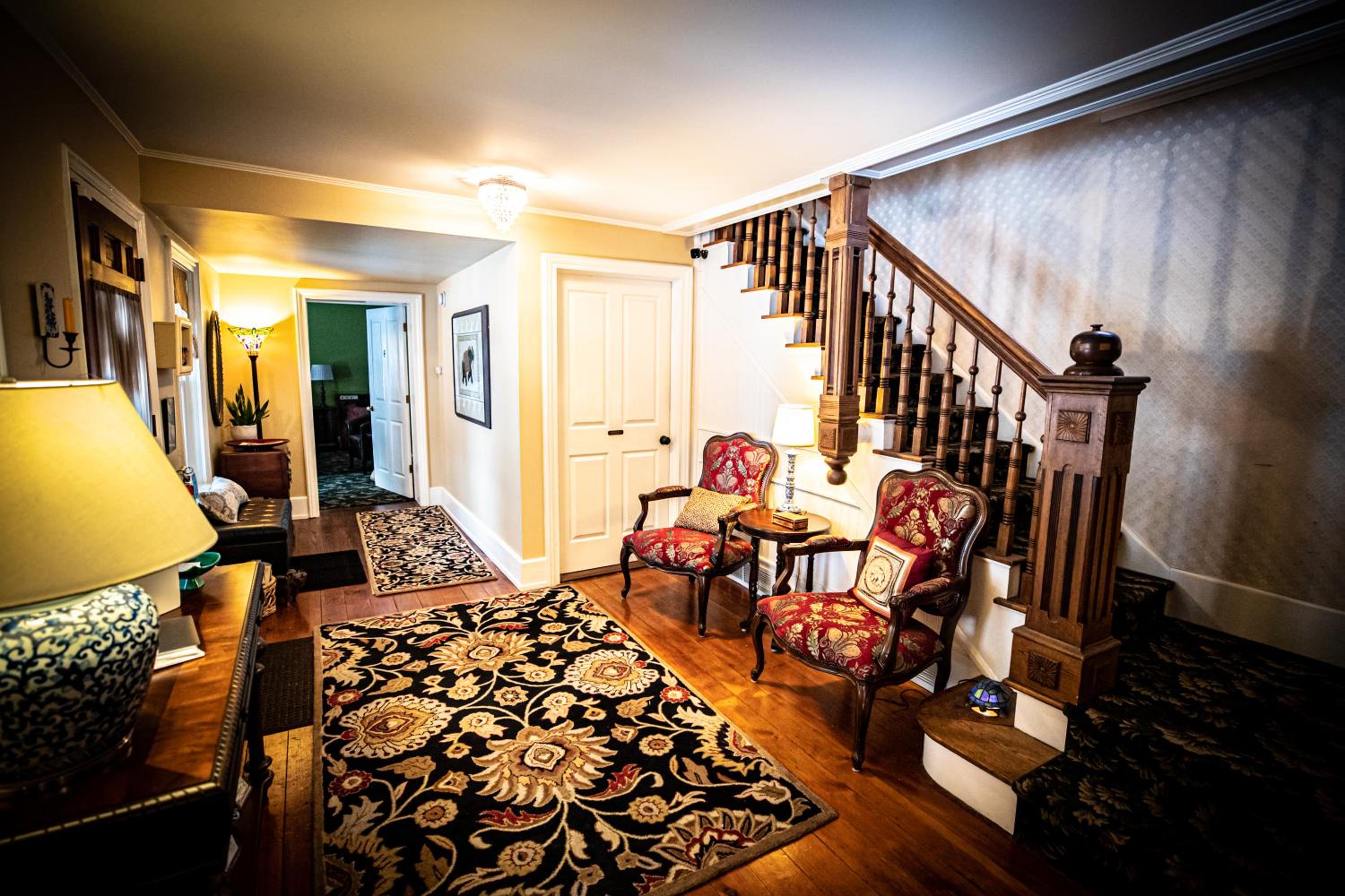 Twin Oaks Inn