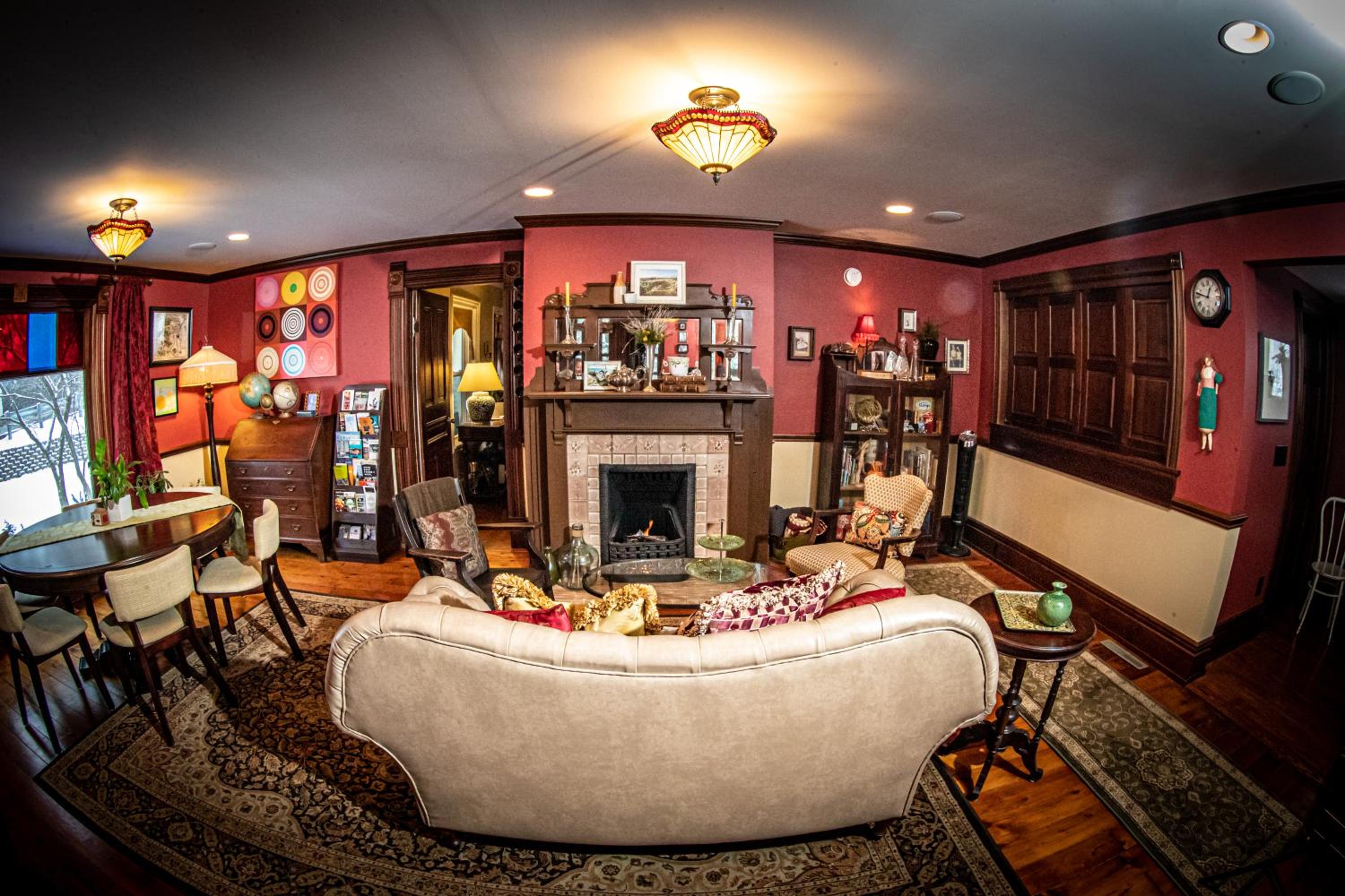 Twin Oaks Inn