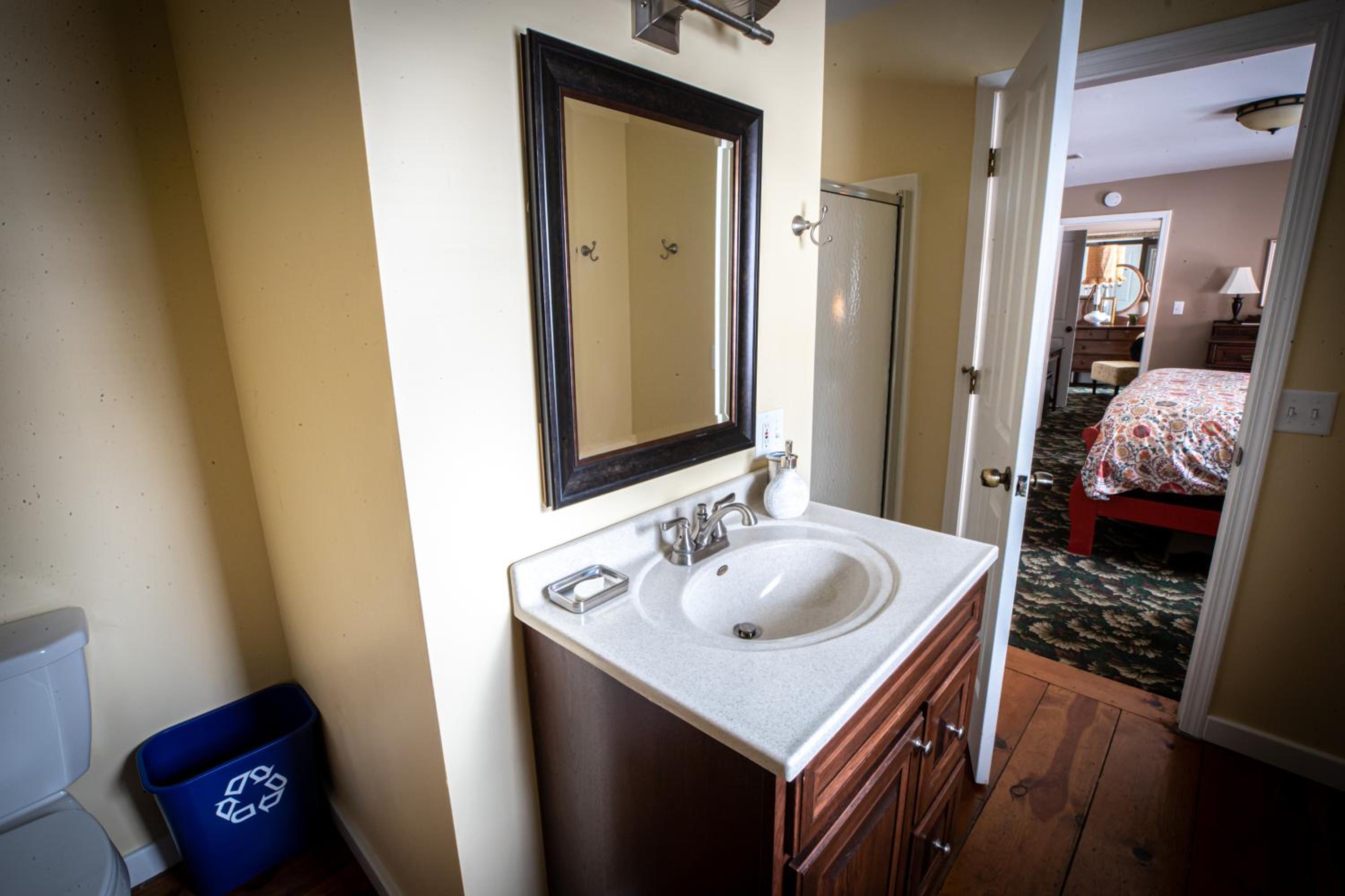 Twin Oaks Inn