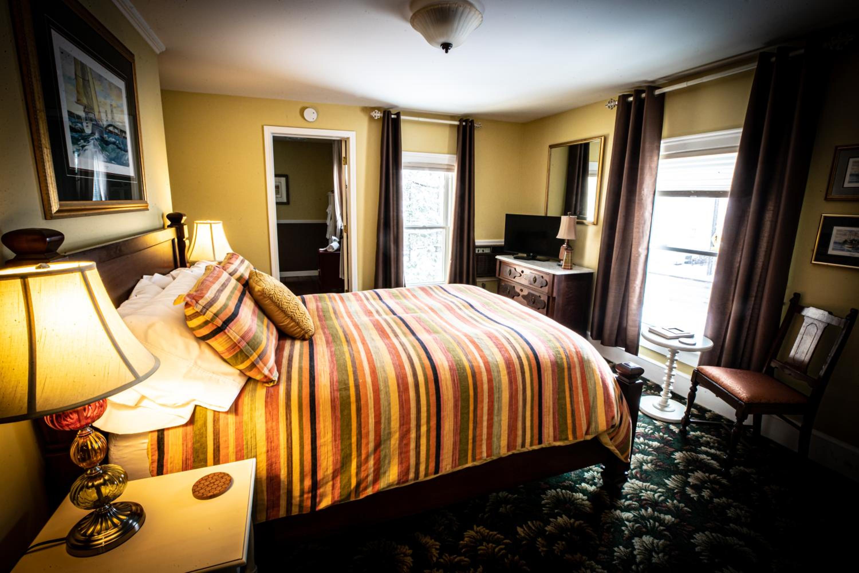 Twin Oaks Inn