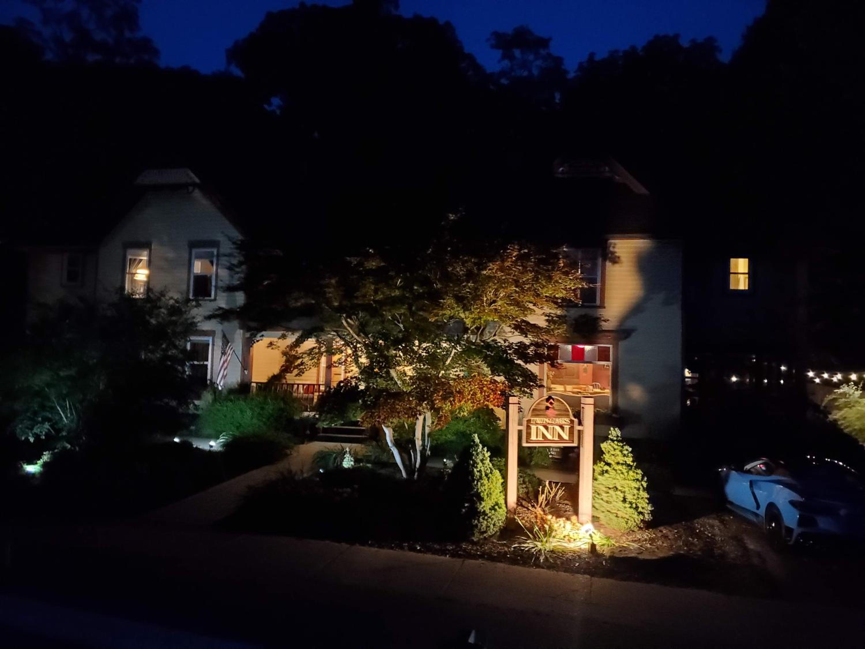 Twin Oaks Inn