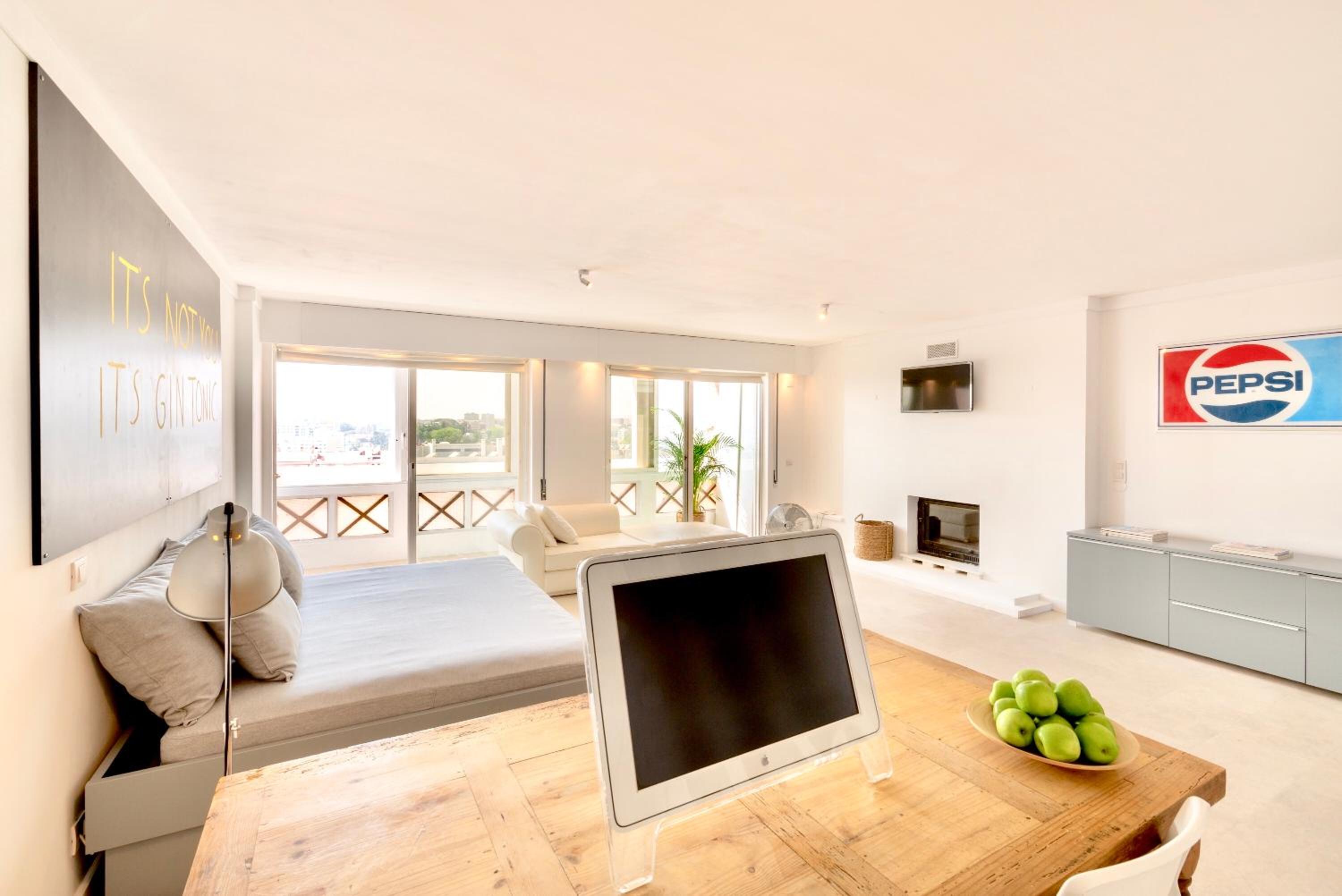 Lisbon Swimming pool apartment with private parking view 4