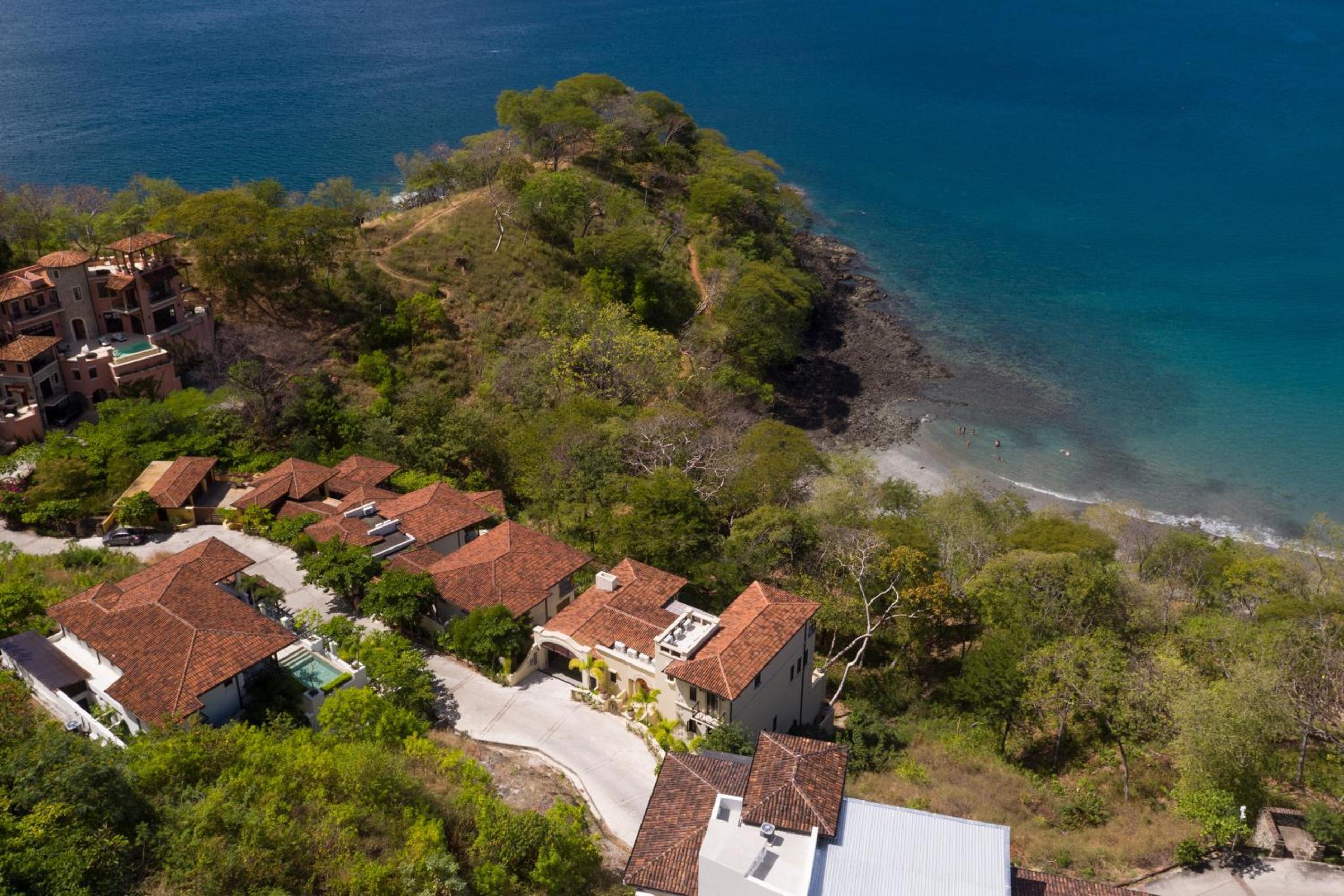 Las Catalinas - 5 bedroom luxury beachfront home - Casa Alouatta