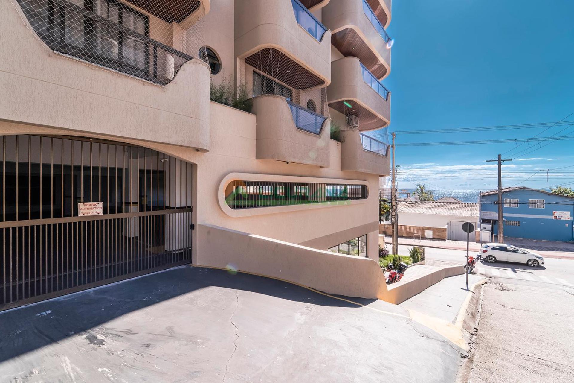 1090 Apartamento com linda vista para o mar , de frente para Avenida de Bombinhas.