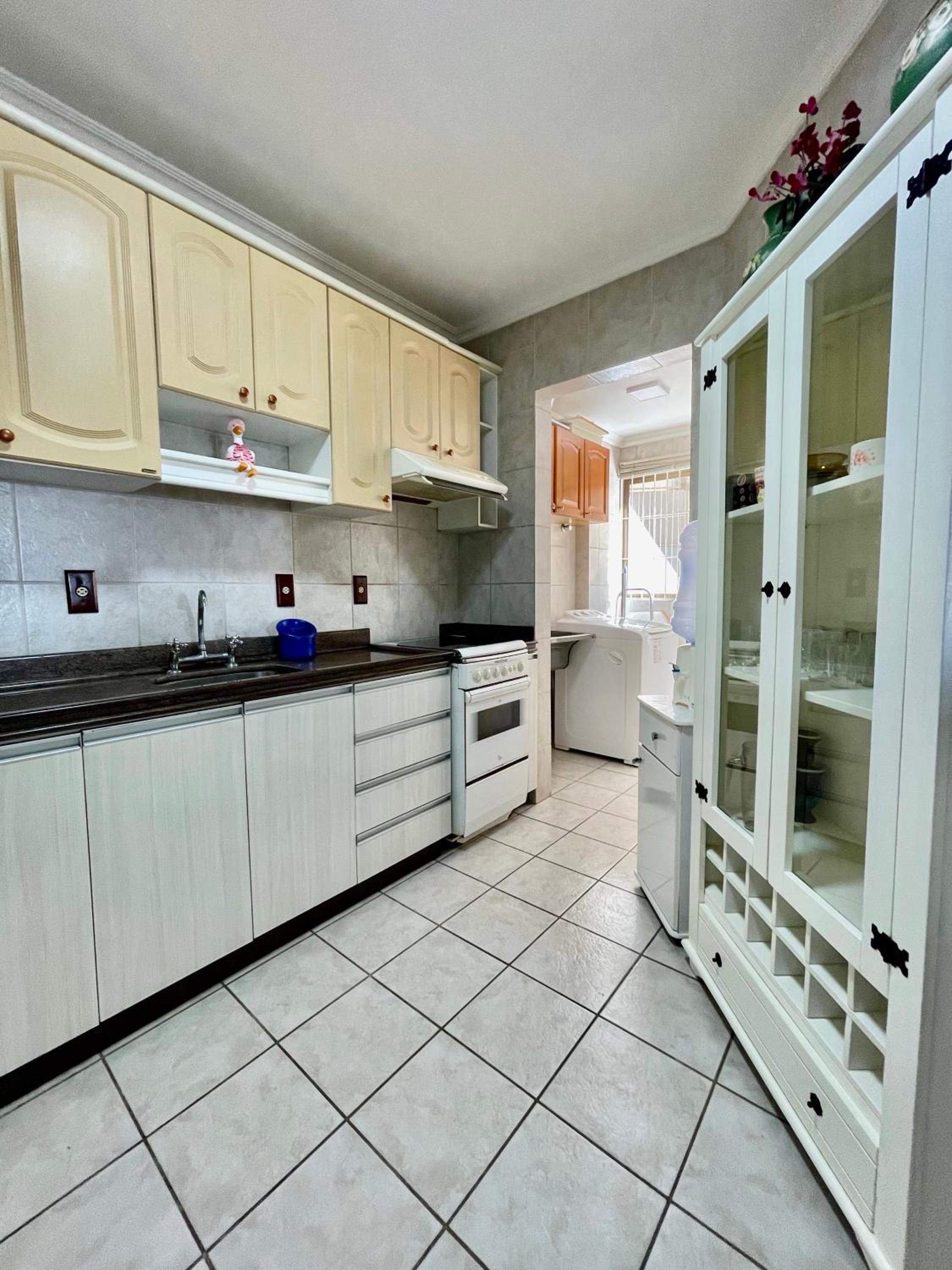 950 Apartamento em Bombinhas com 3 dormitórios. VISTA PARA O MAR