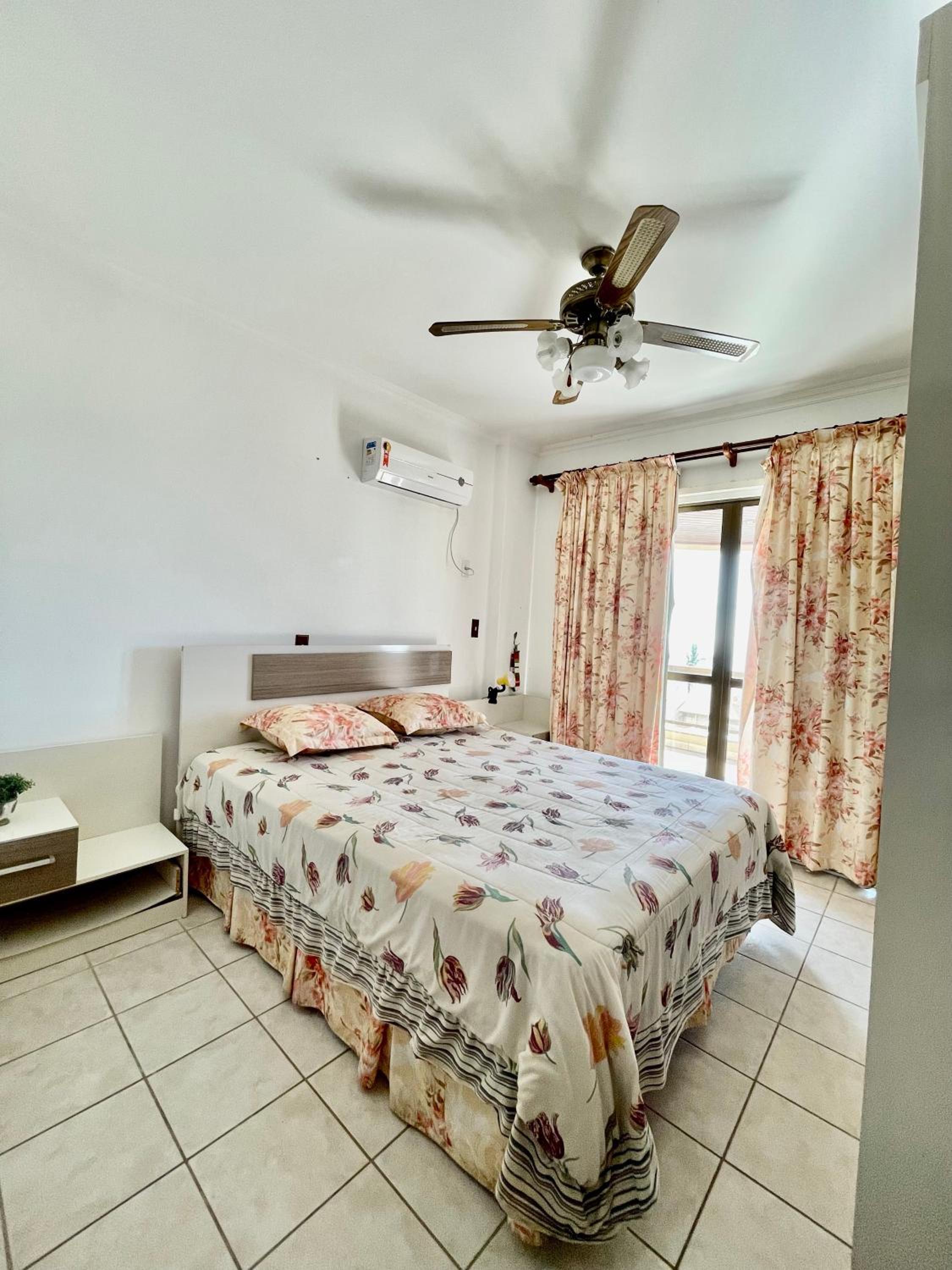 950 Apartamento em Bombinhas com 3 dormitórios. VISTA PARA O MAR