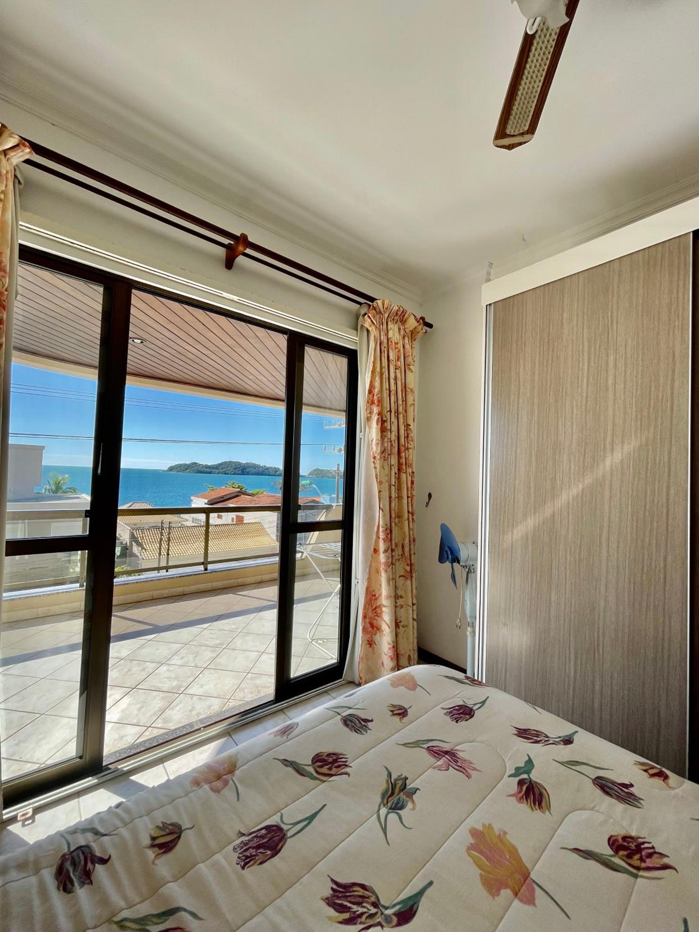 950 Apartamento em Bombinhas com 3 dormitórios. VISTA PARA O MAR