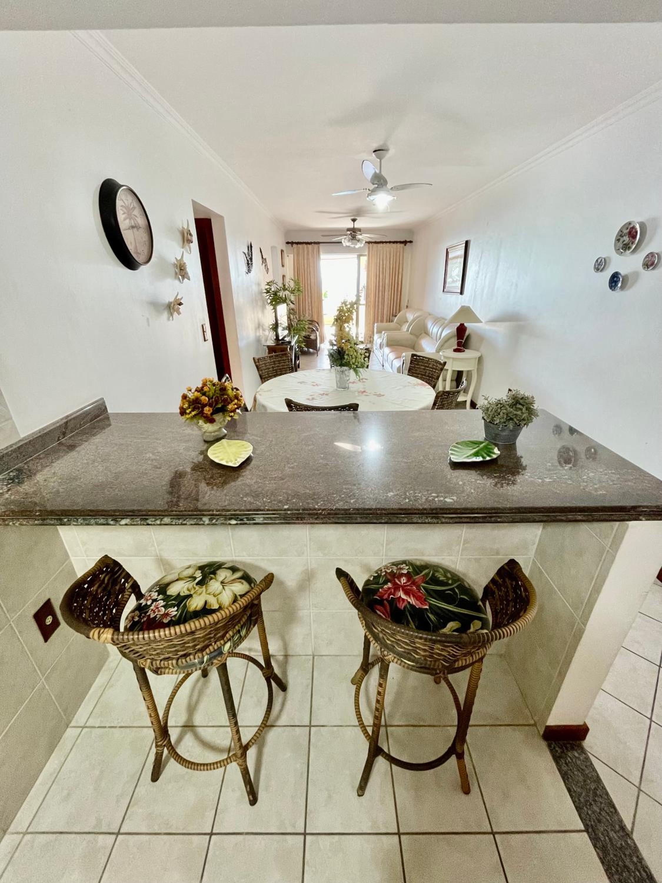950 Apartamento em Bombinhas com 3 dormitórios. VISTA PARA O MAR