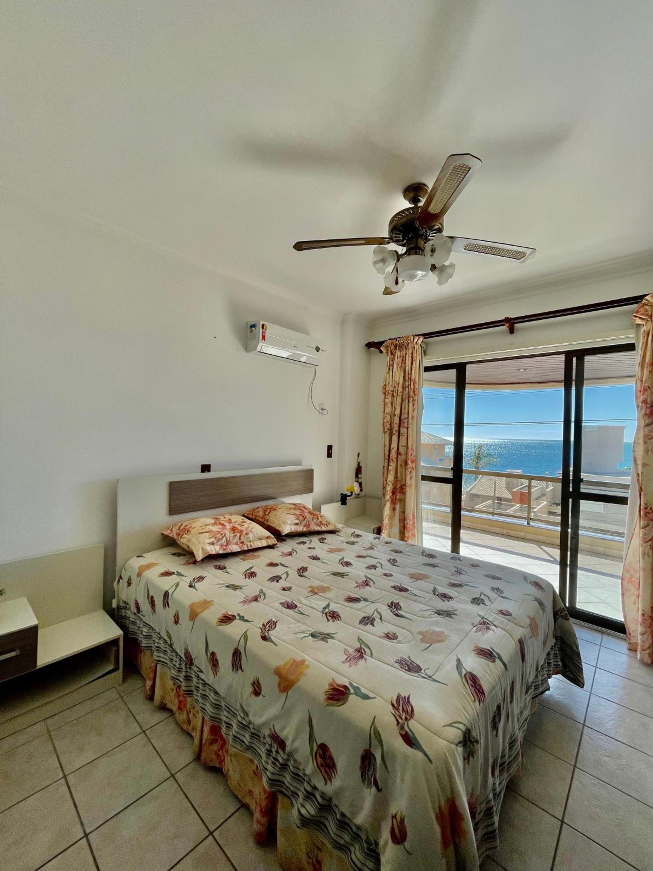 950 Apartamento em Bombinhas com 3 dormitórios. VISTA PARA O MAR