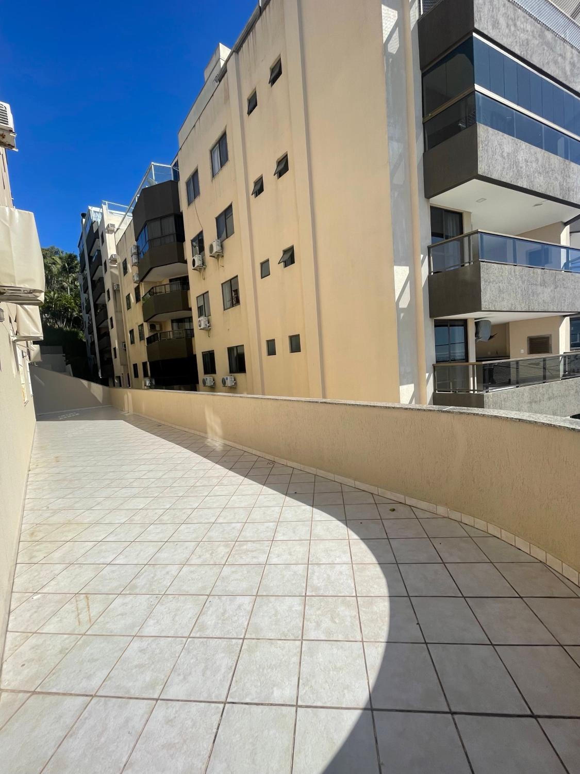 950 Apartamento em Bombinhas com 3 dormitórios. VISTA PARA O MAR