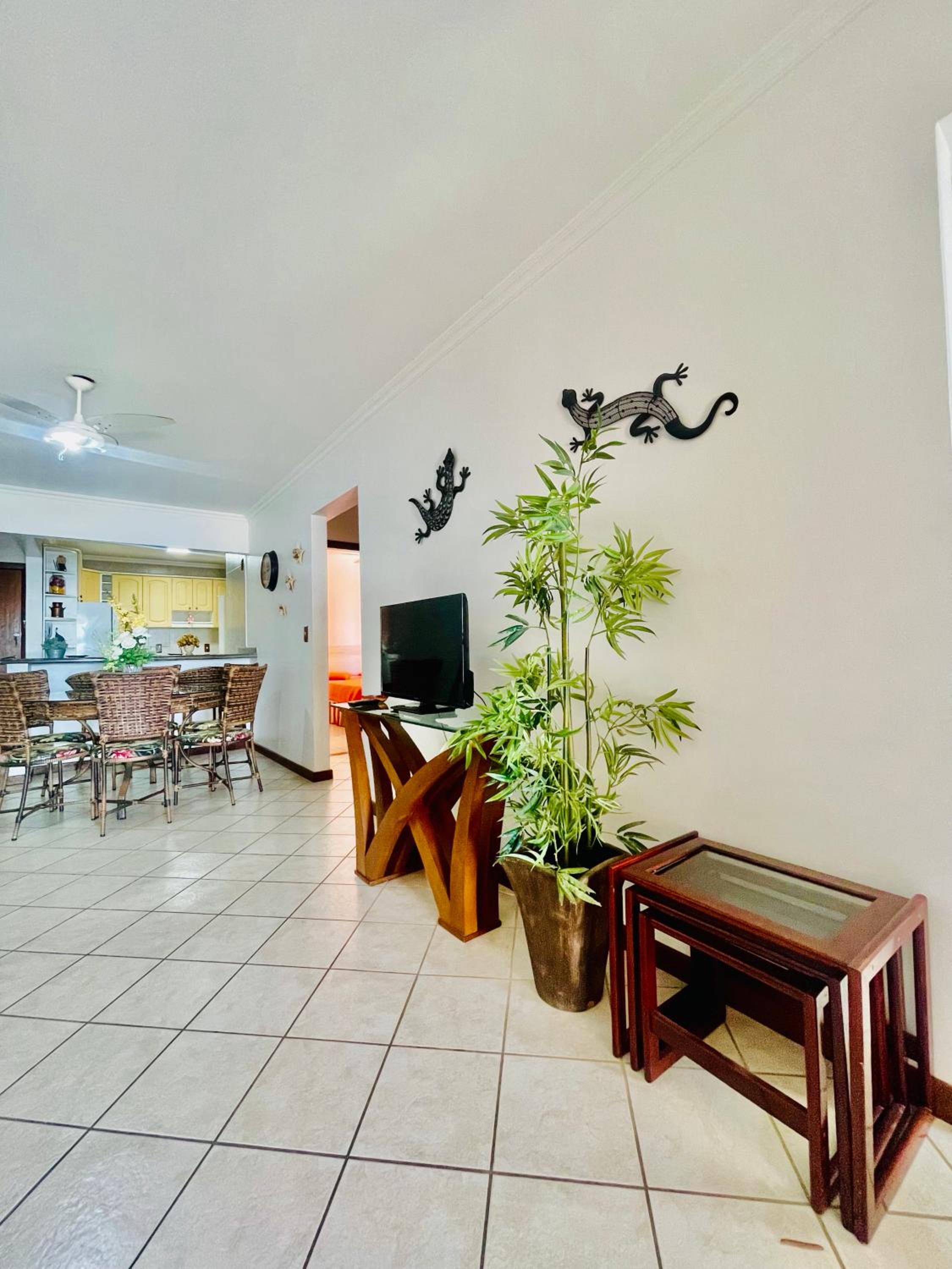 950 Apartamento em Bombinhas com 3 dormitórios. VISTA PARA O MAR