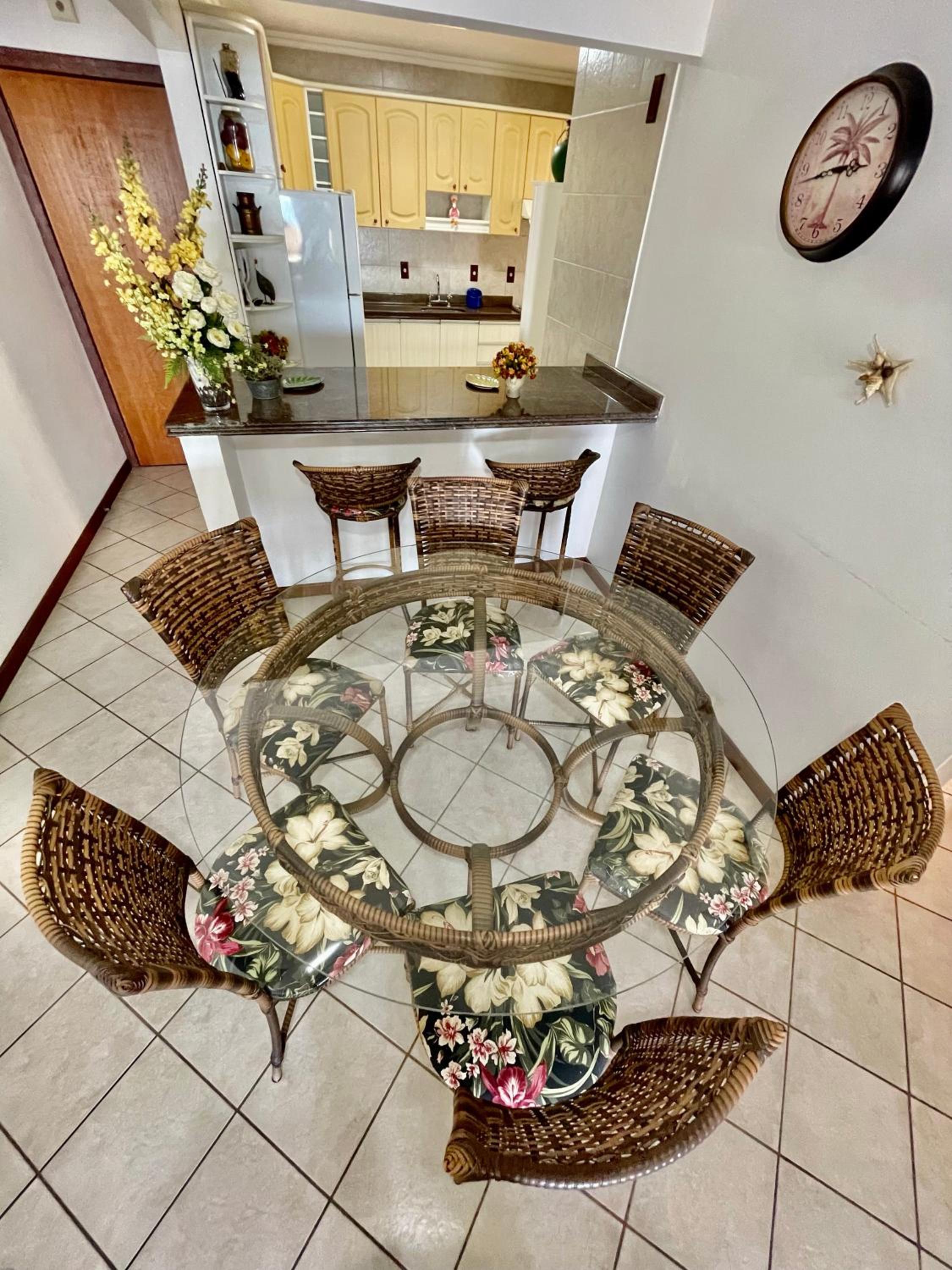 950 Apartamento em Bombinhas com 3 dormitórios. VISTA PARA O MAR
