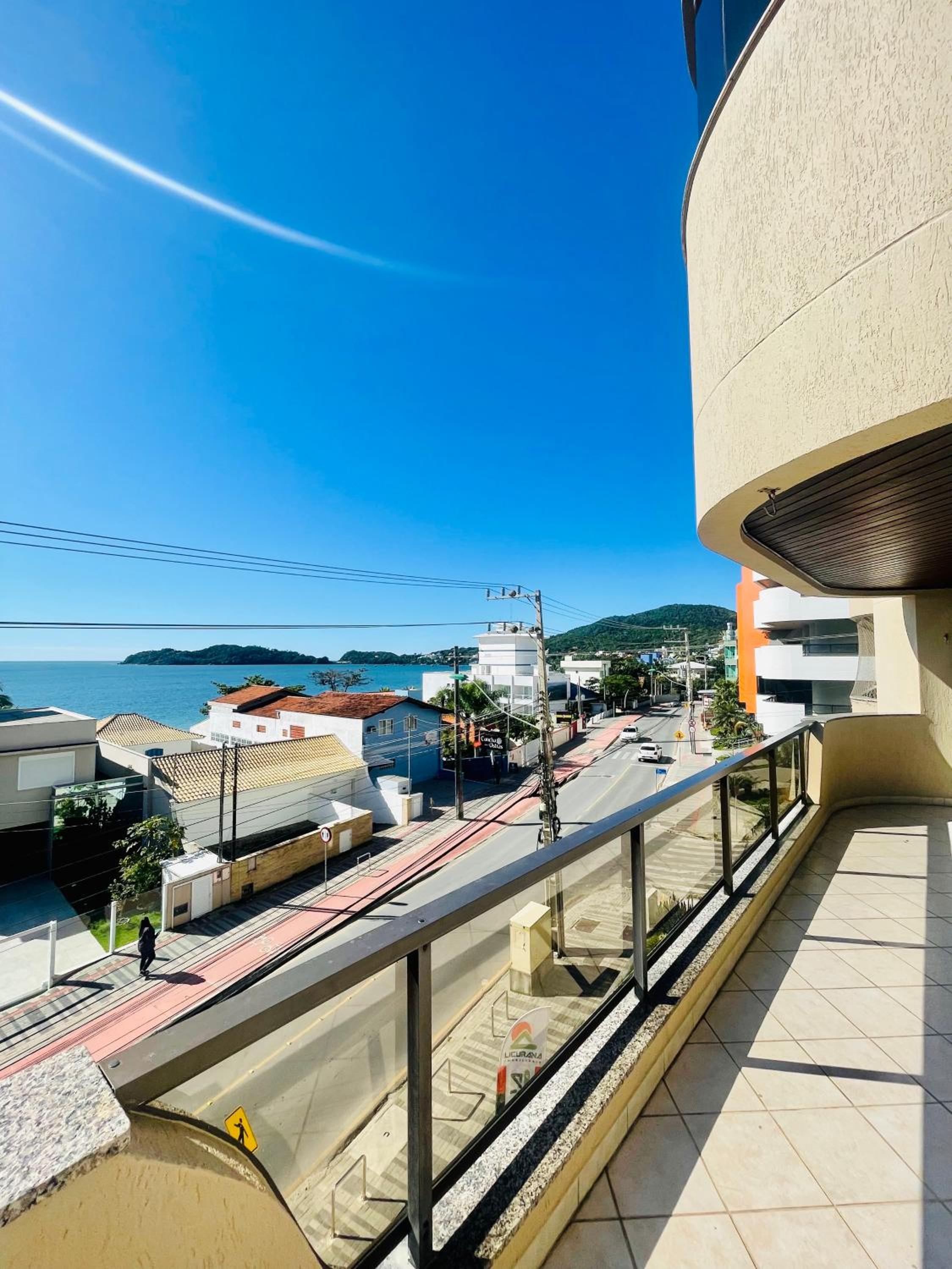 950 Apartamento em Bombinhas com 3 dormitórios. VISTA PARA O MAR