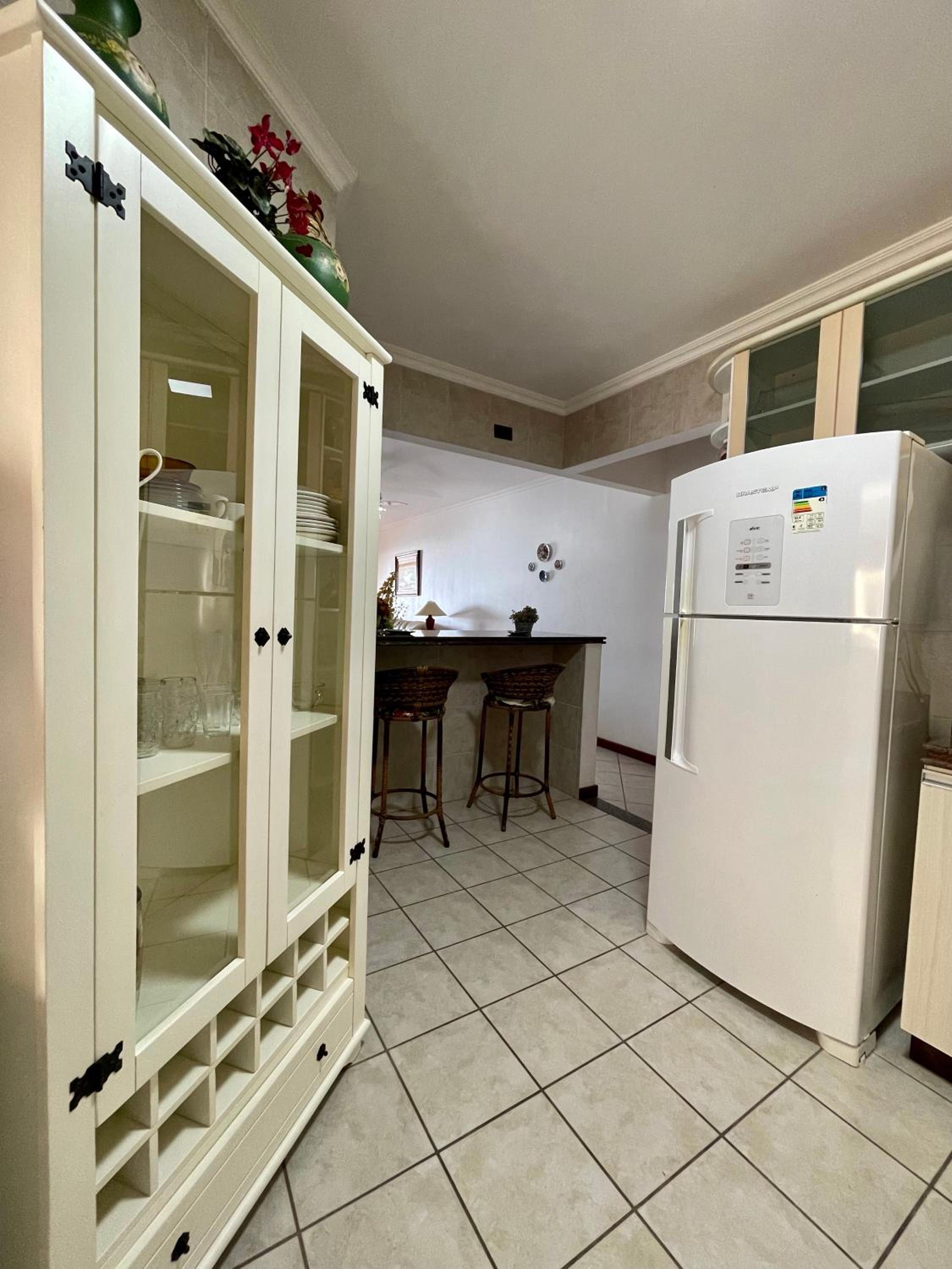 950 Apartamento em Bombinhas com 3 dormitórios. VISTA PARA O MAR