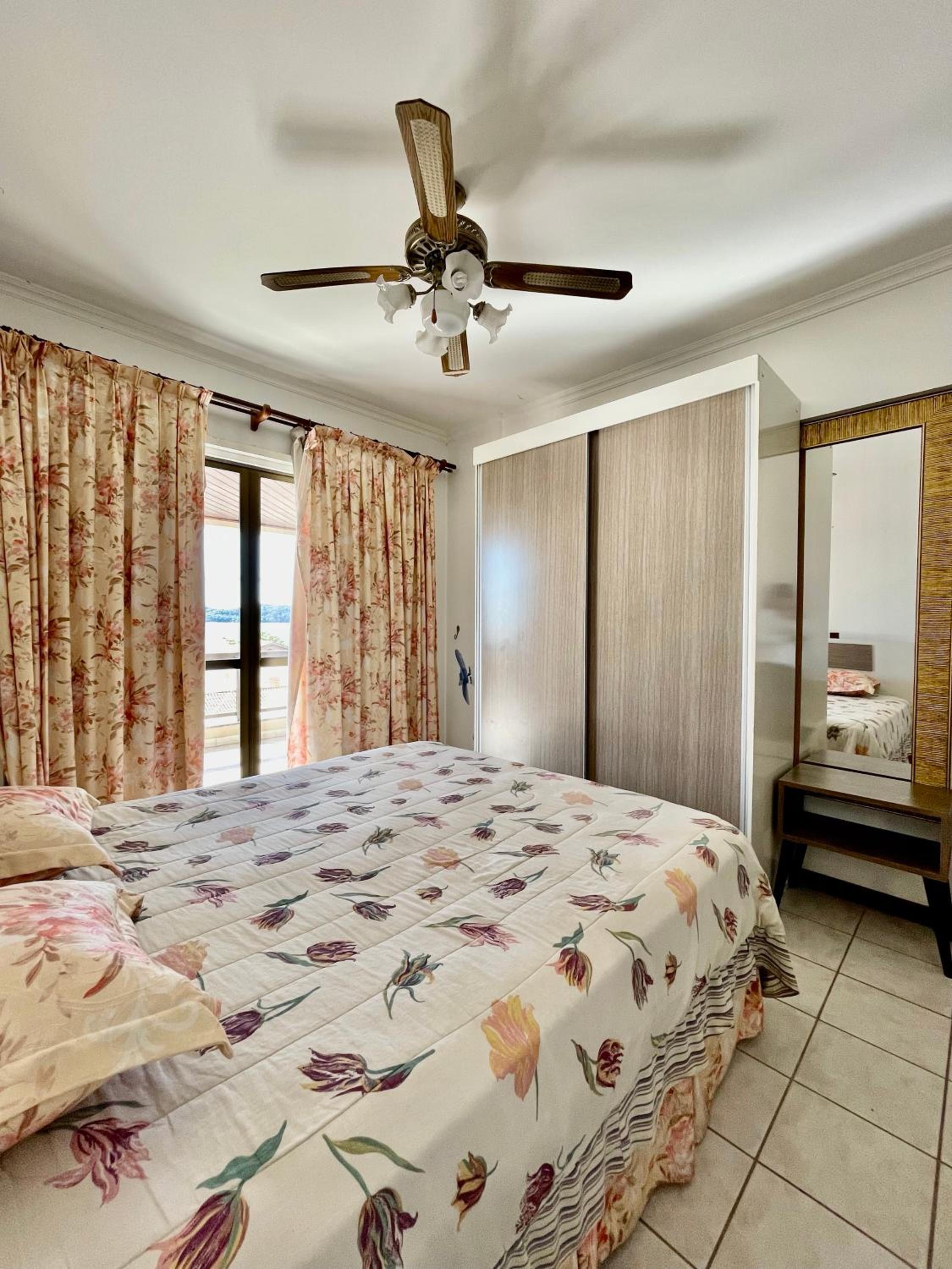 950 Apartamento em Bombinhas com 3 dormitórios. VISTA PARA O MAR