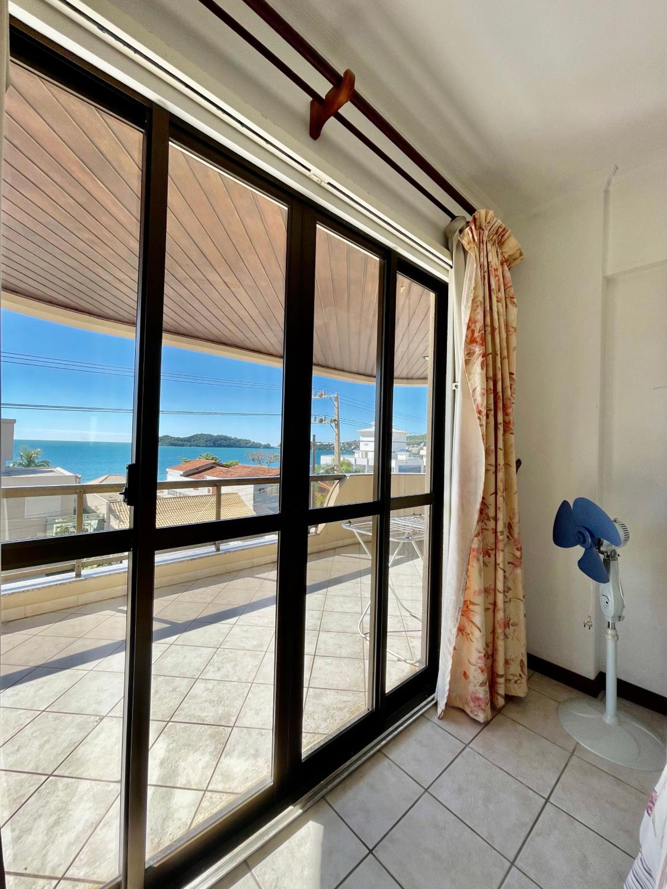 950 Apartamento em Bombinhas com 3 dormitórios. VISTA PARA O MAR