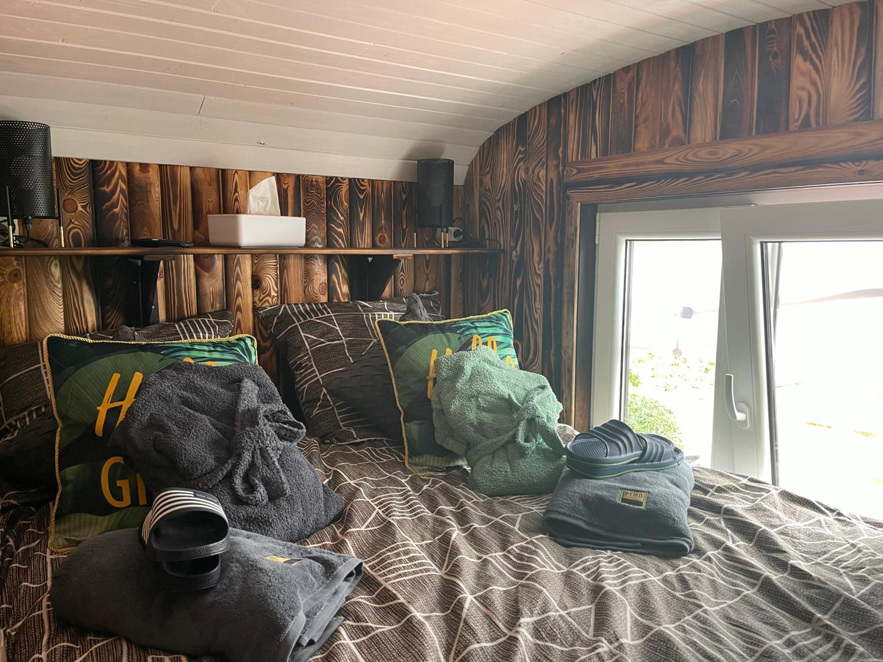 Roulotte du puits avec jacuzzi et sauna privatif
