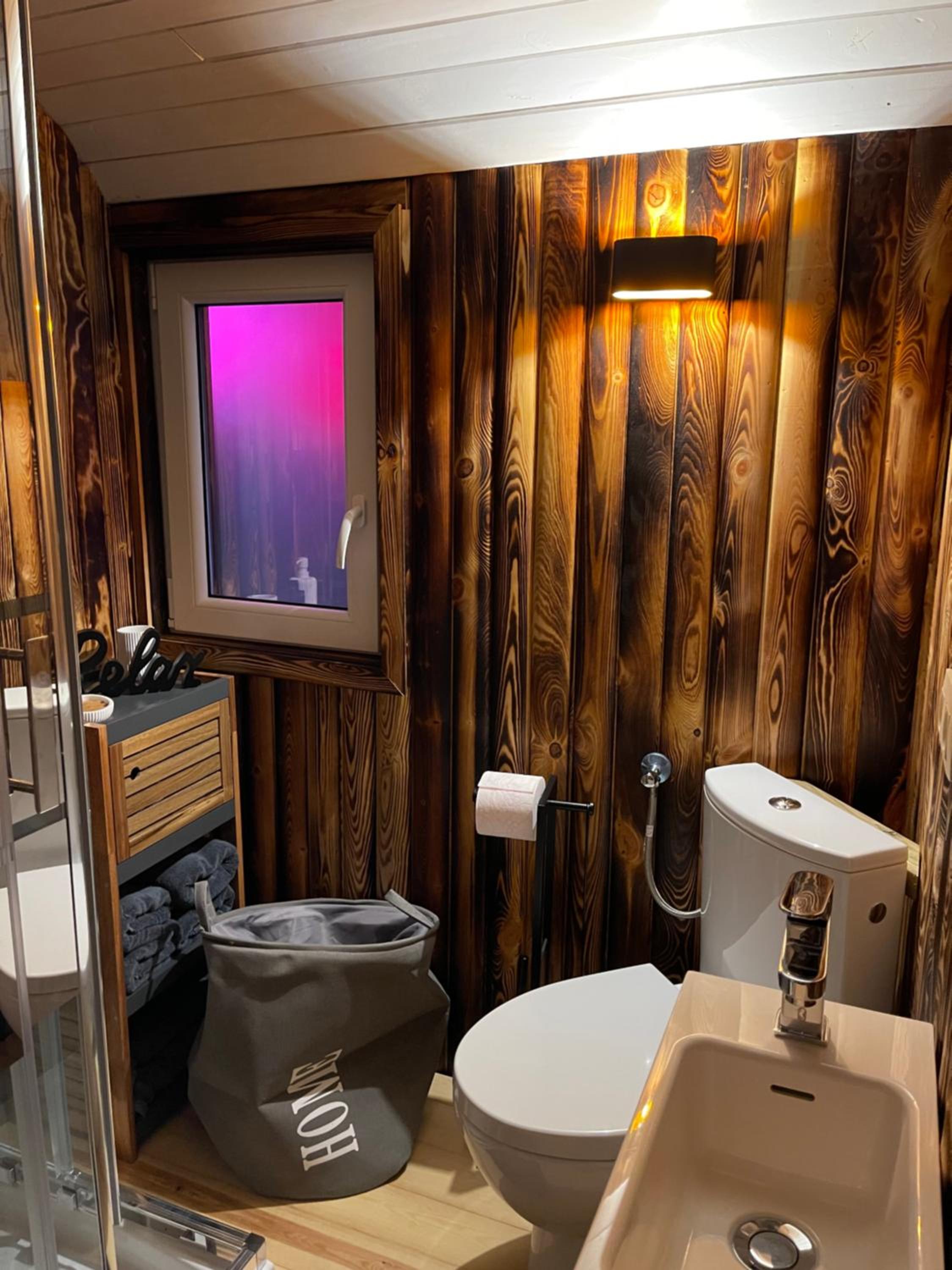 Roulotte du puits avec jacuzzi et sauna privatif