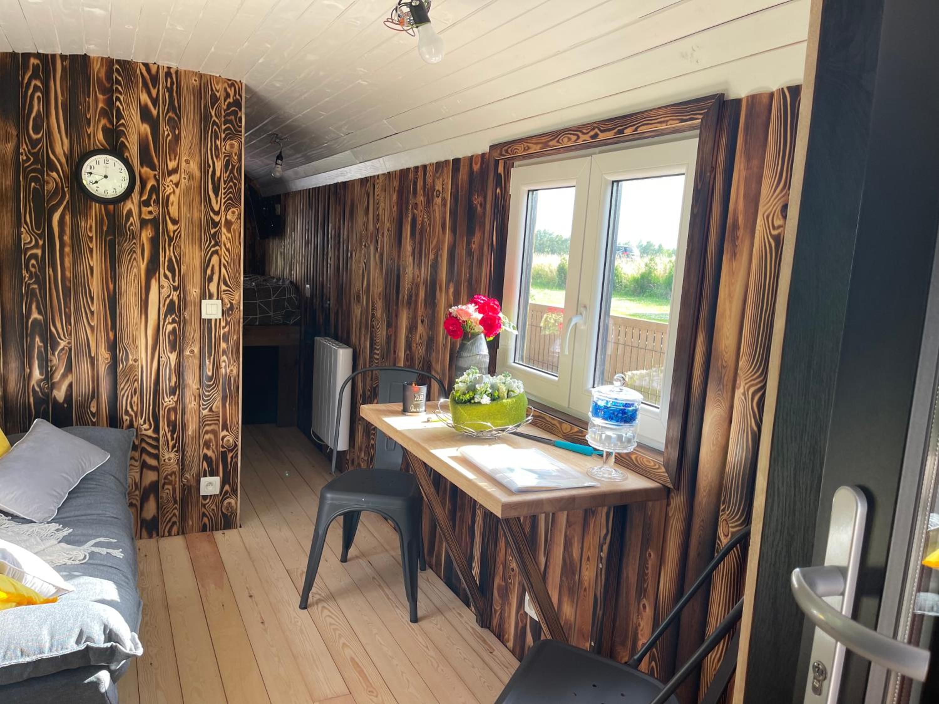 Roulotte du puits avec jacuzzi et sauna privatif