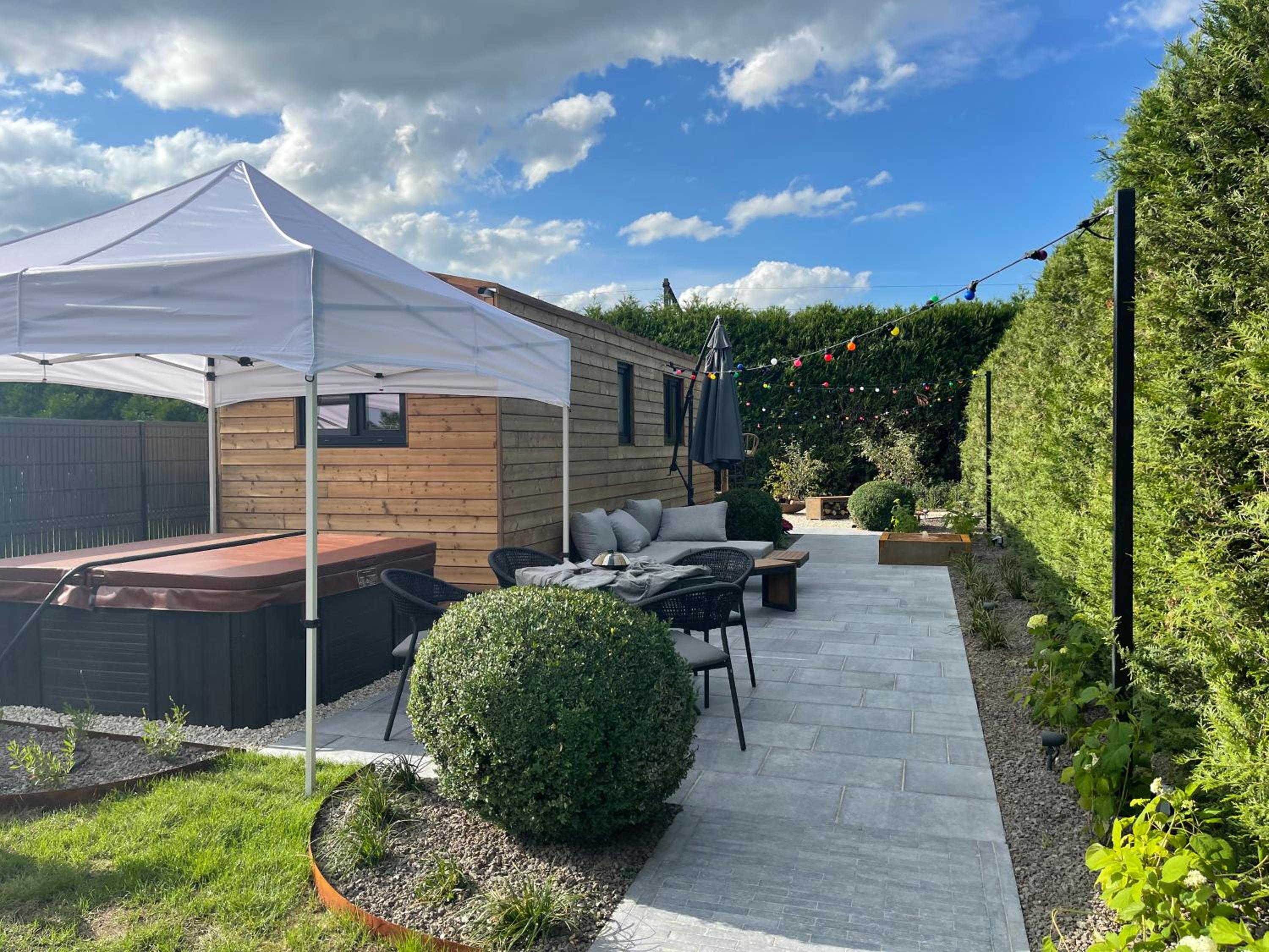 Roulotte du puits avec jacuzzi et sauna privatif