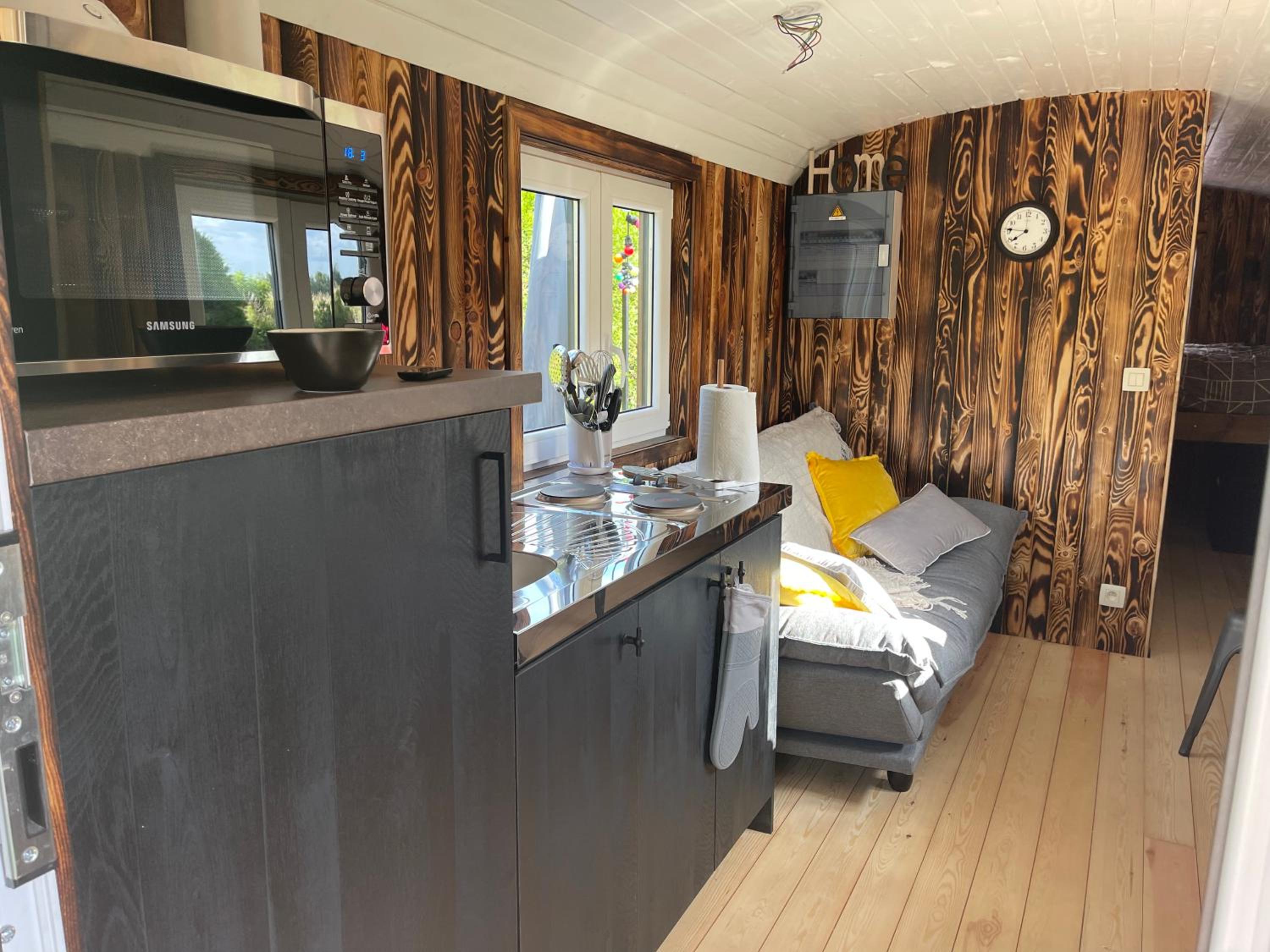 Roulotte du puits avec jacuzzi et sauna privatif