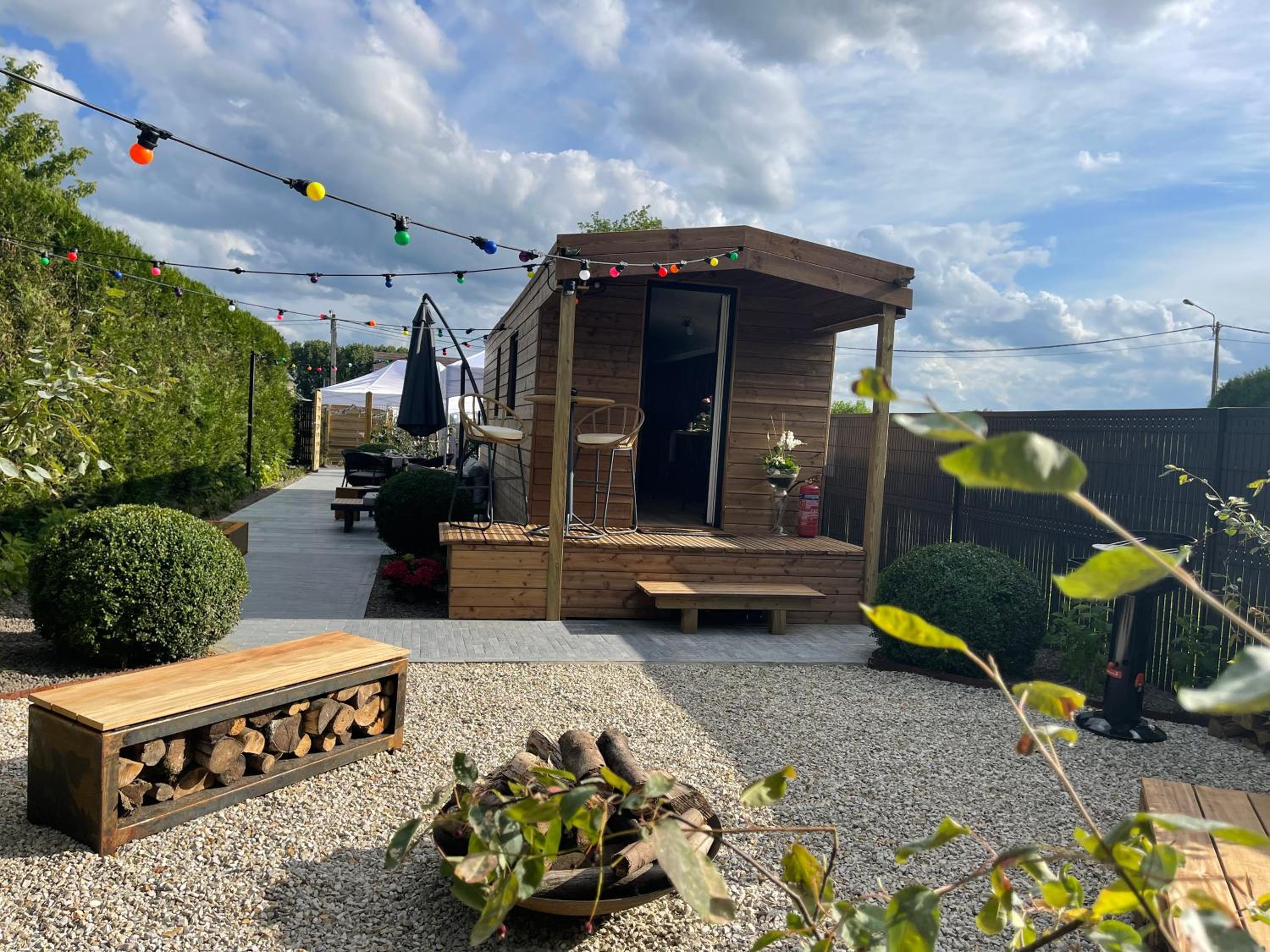 Roulotte du puits avec jacuzzi et sauna privatif