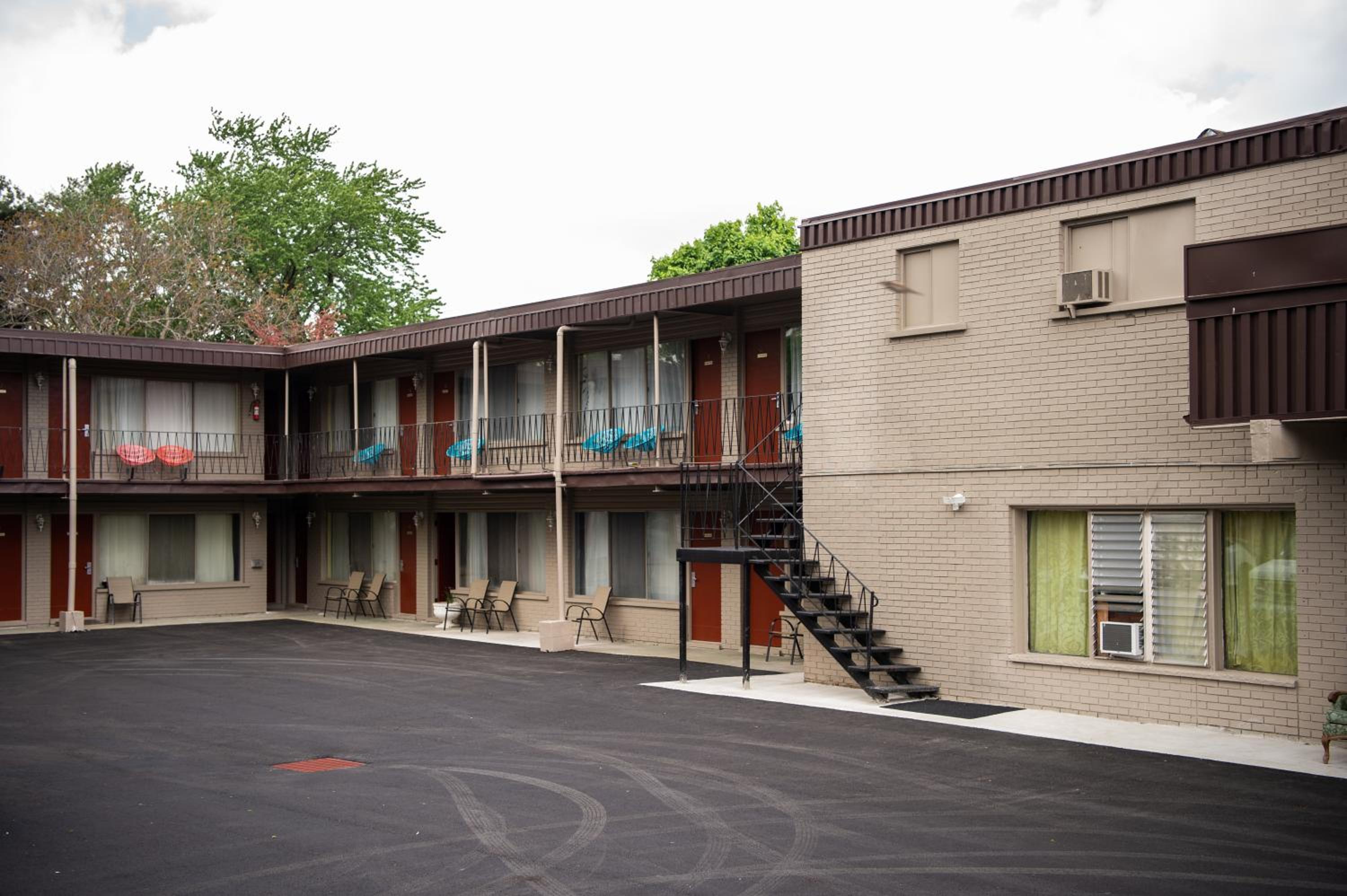 Advance Inn