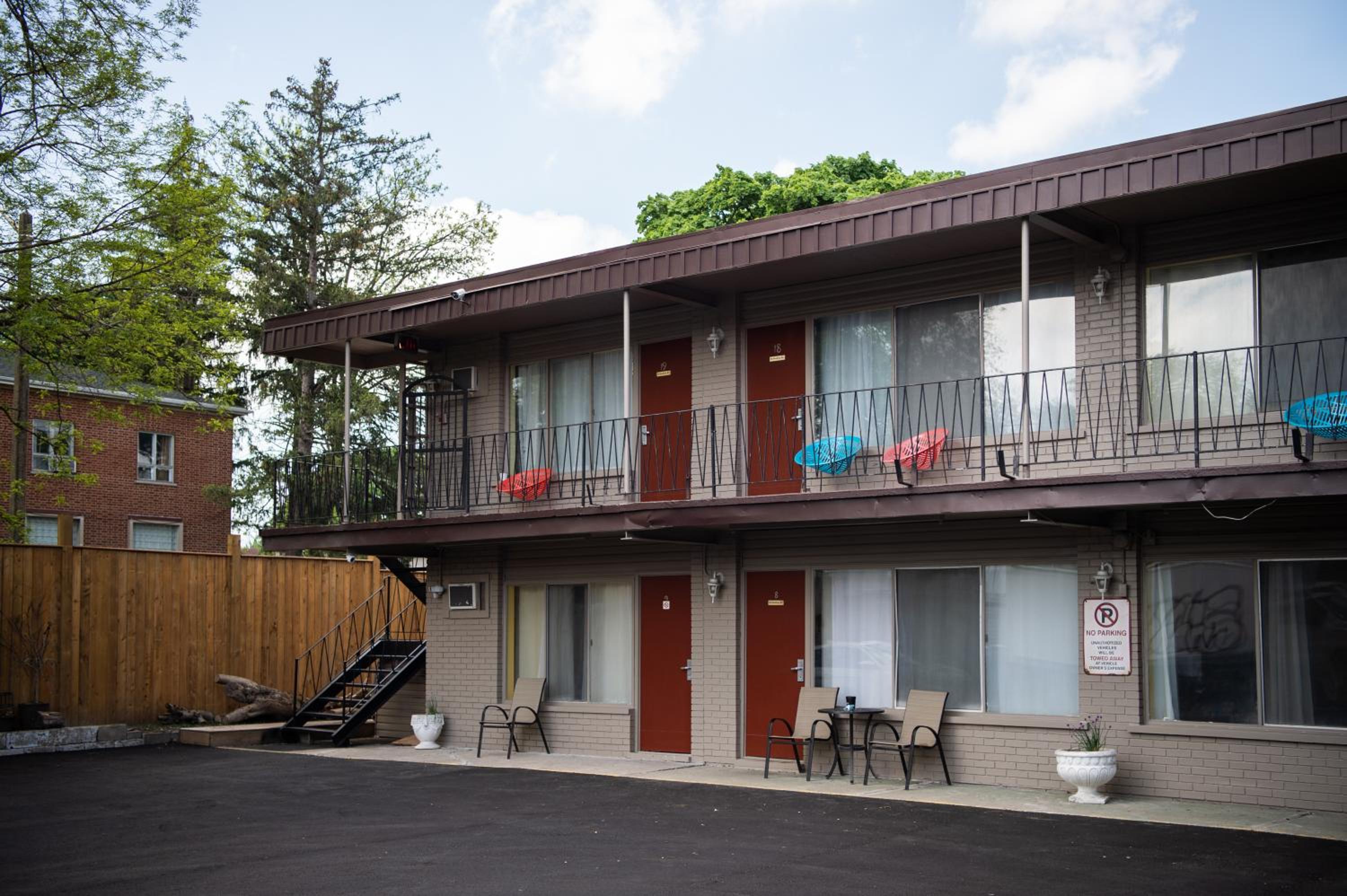 Advance Inn