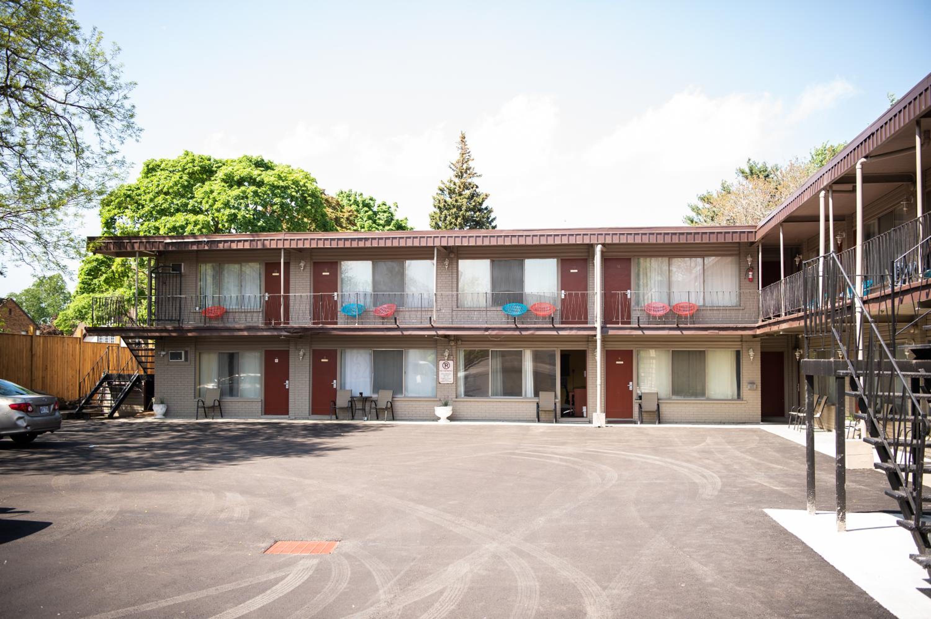 Advance Inn