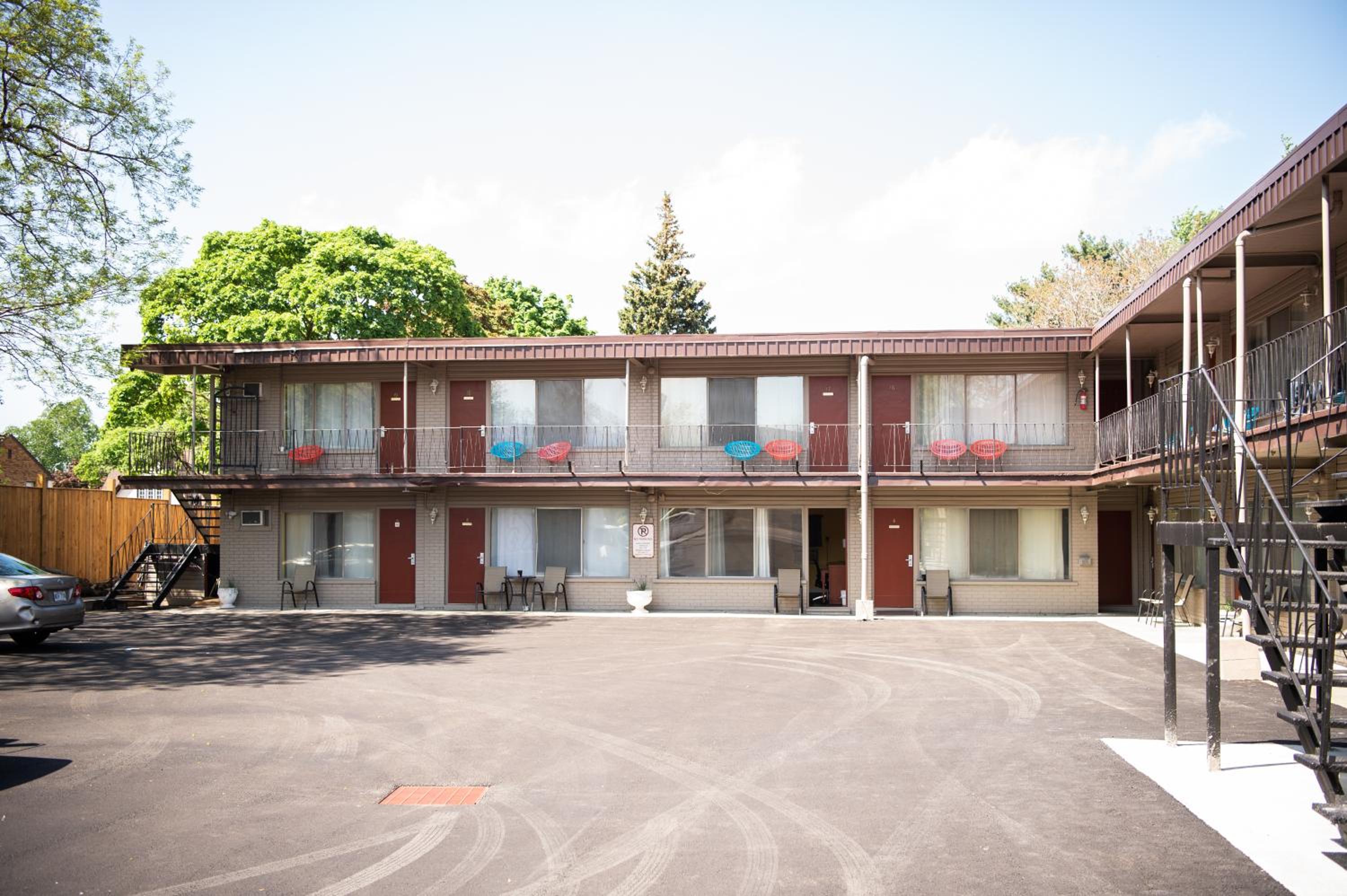 Advance Inn