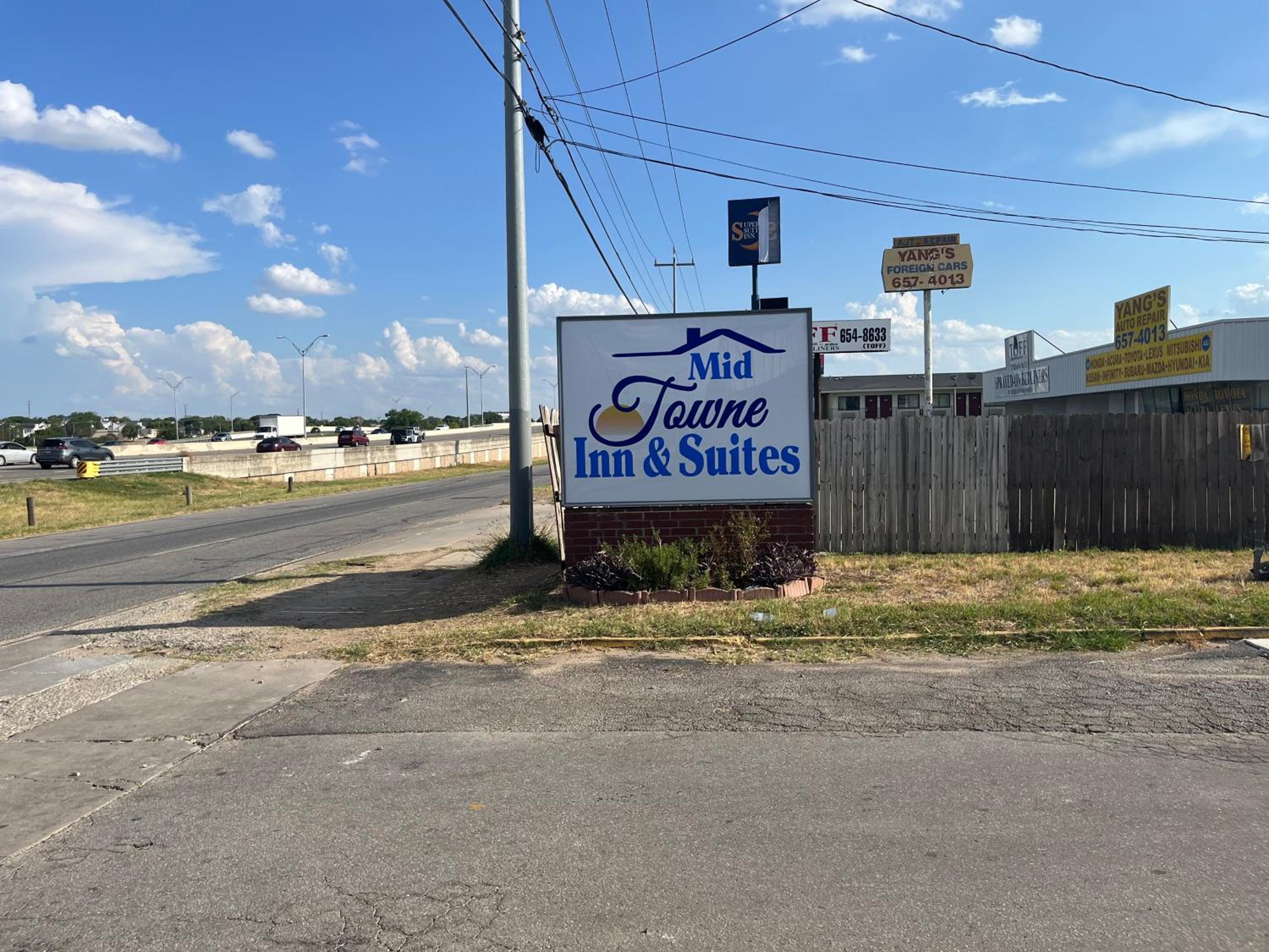 Mid Towne Inn & Suites - Image 2