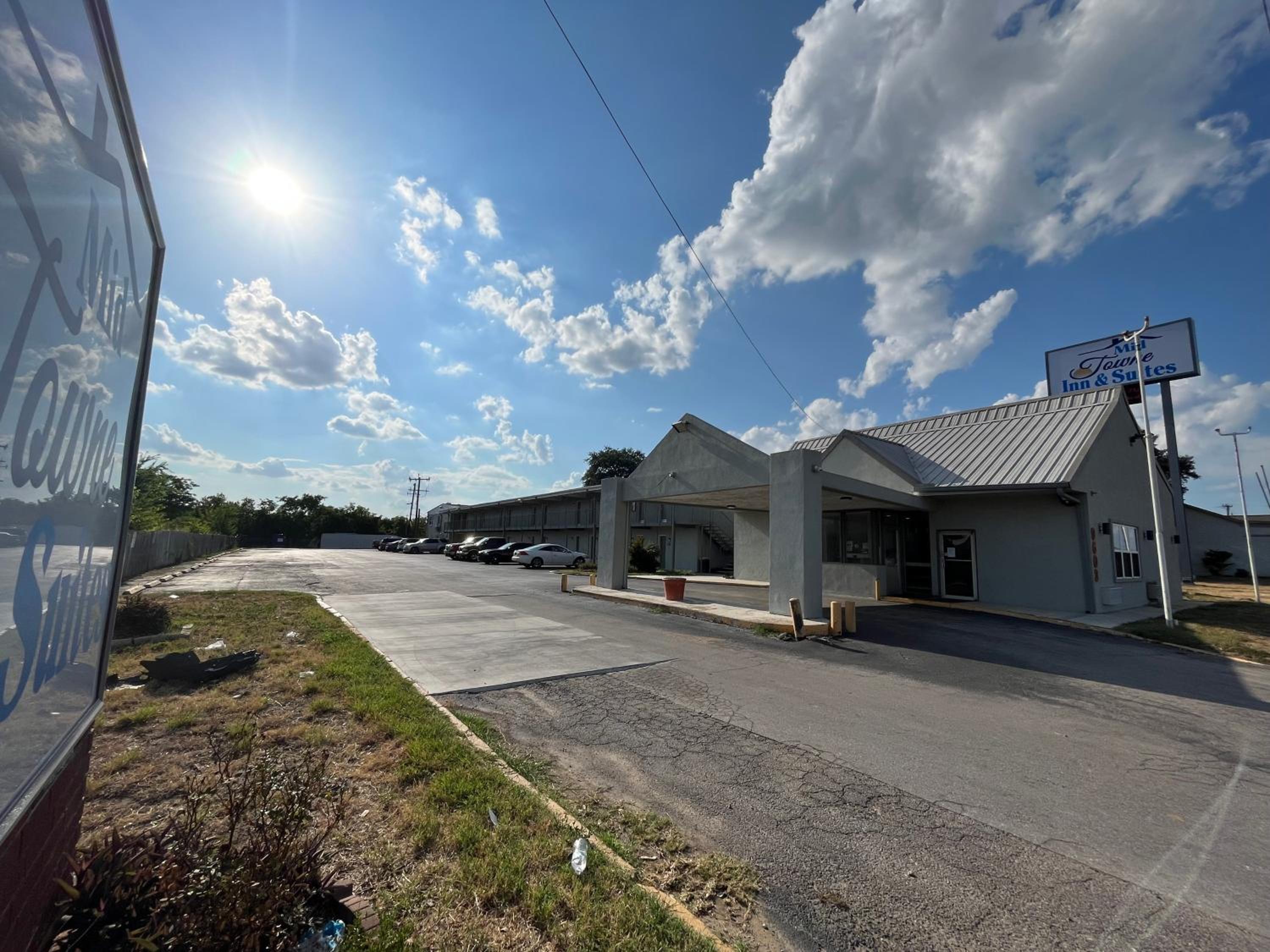 Mid Towne Inn & Suites - Image 4