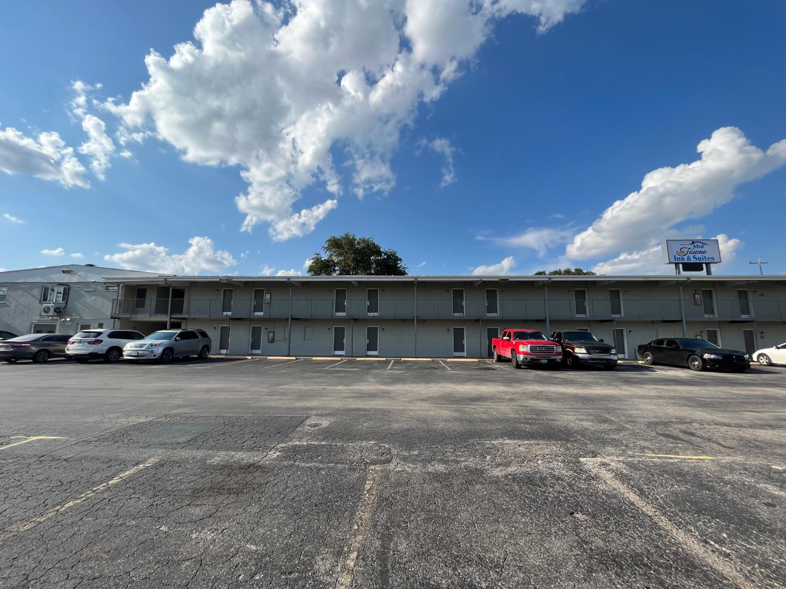 Mid Towne Inn & Suites - Image 1