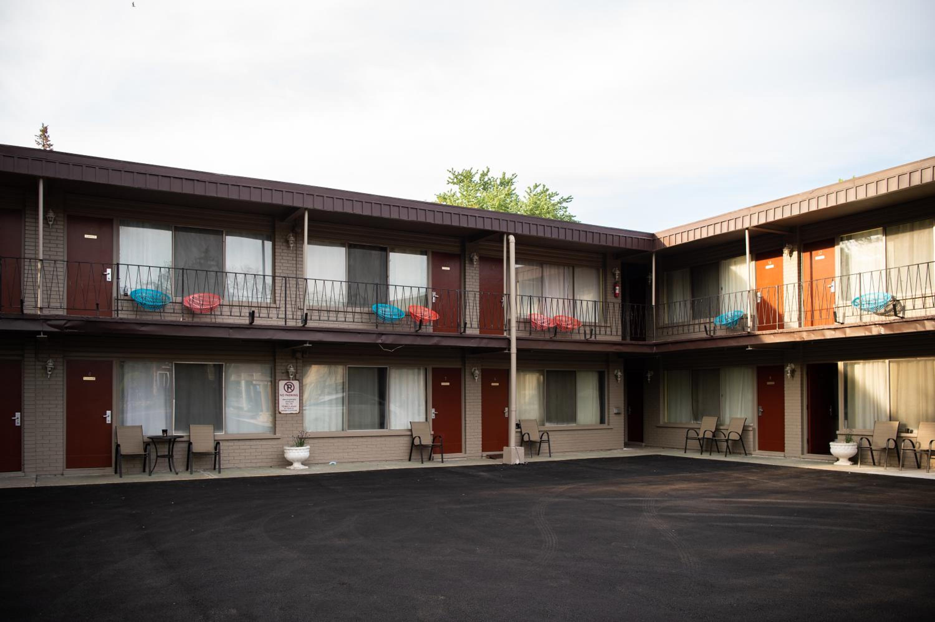 Advance Inn