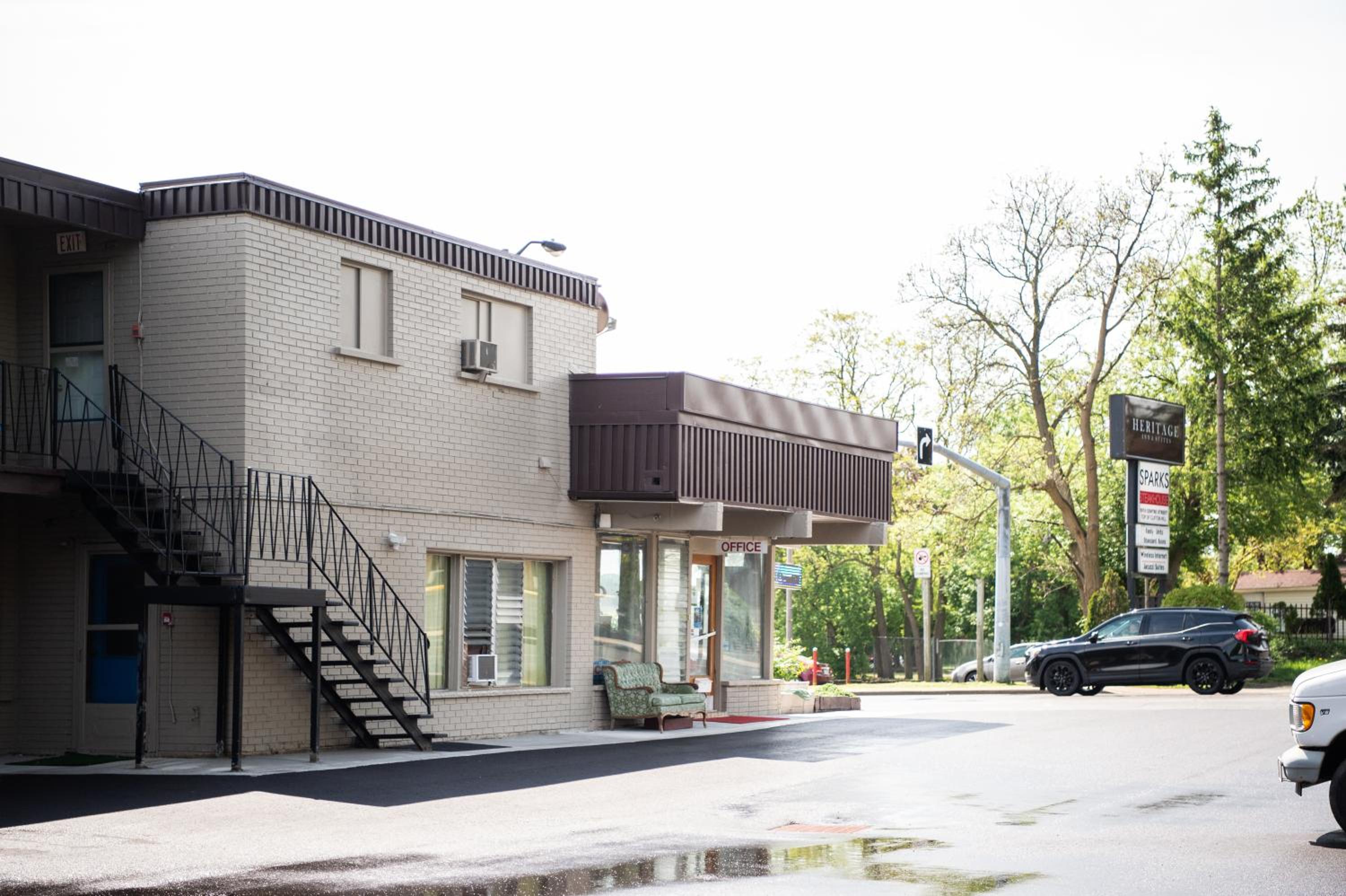 Advance Inn