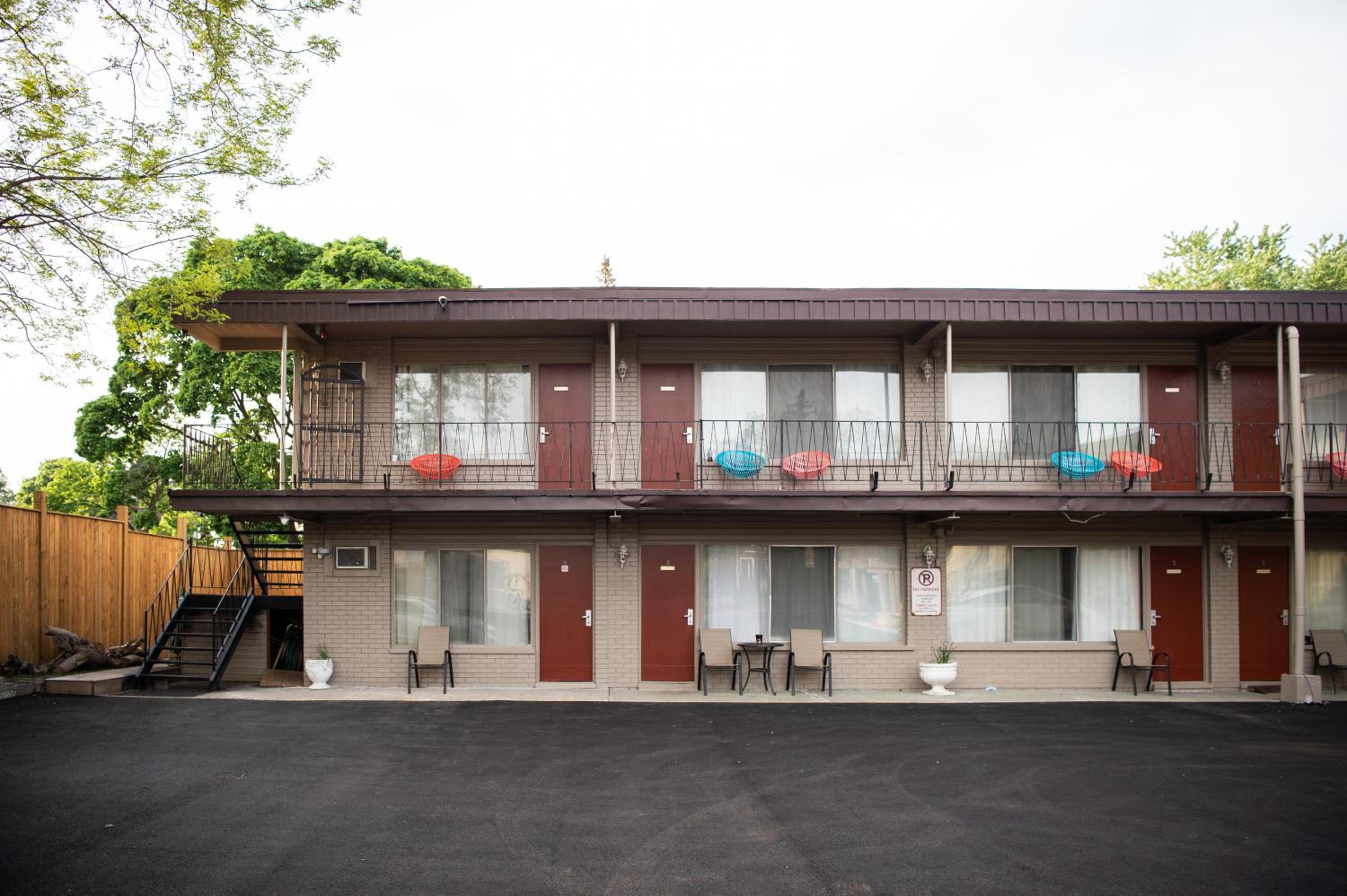 Advance Inn
