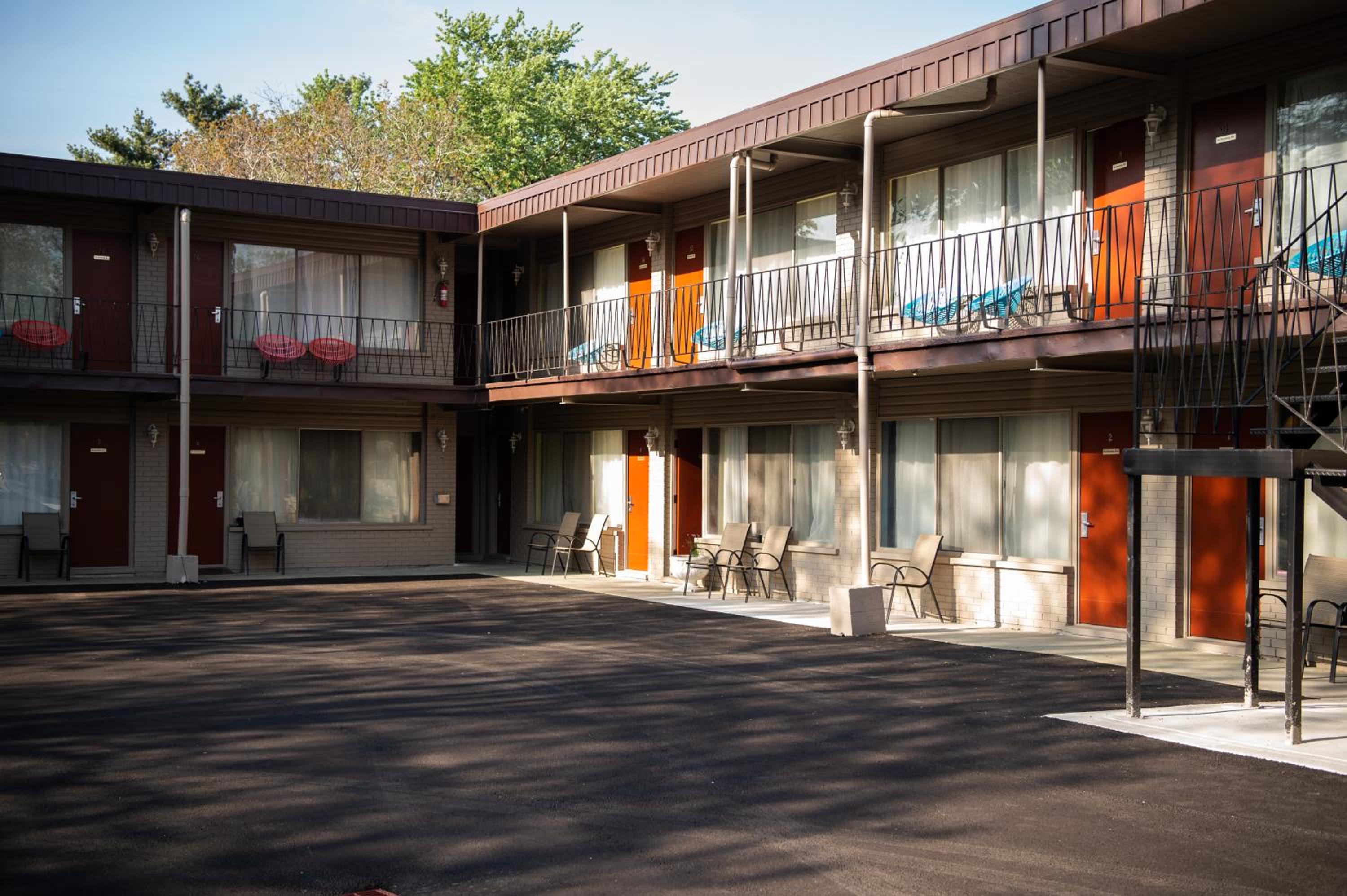 Advance Inn