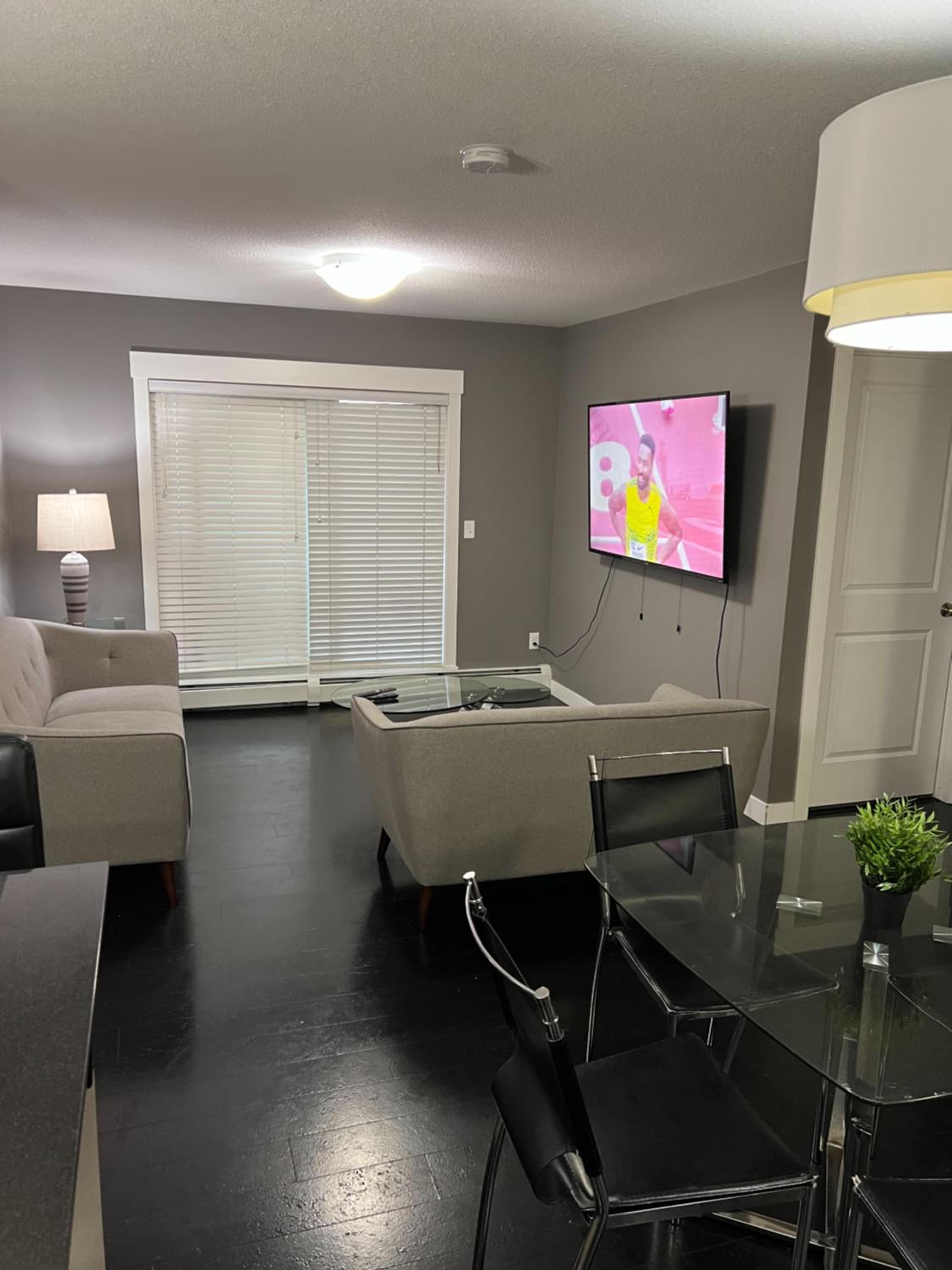 Lovely 2 bedroom 2 bathroom plus den
