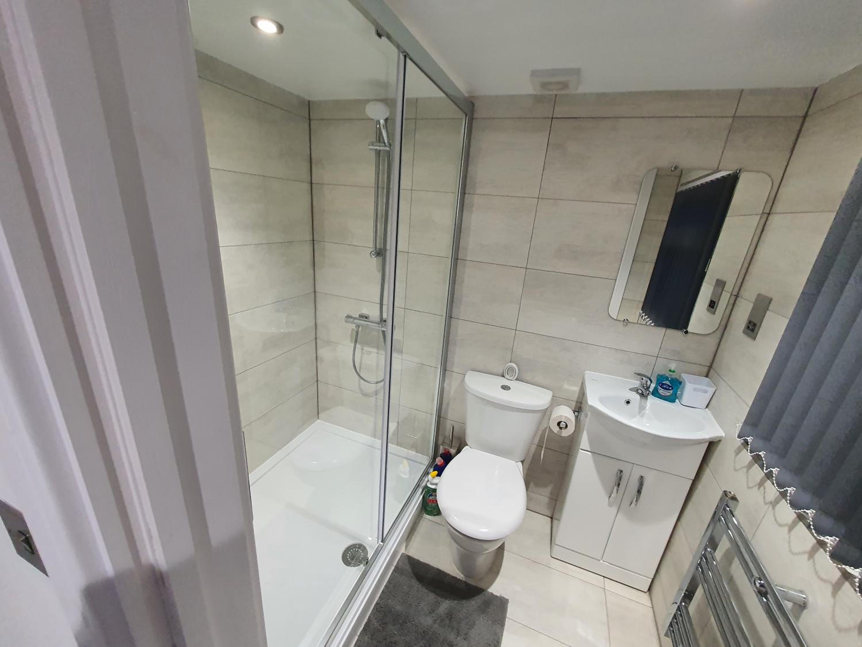 New Self Contained Flat,in Hayes, Free Parking view 2