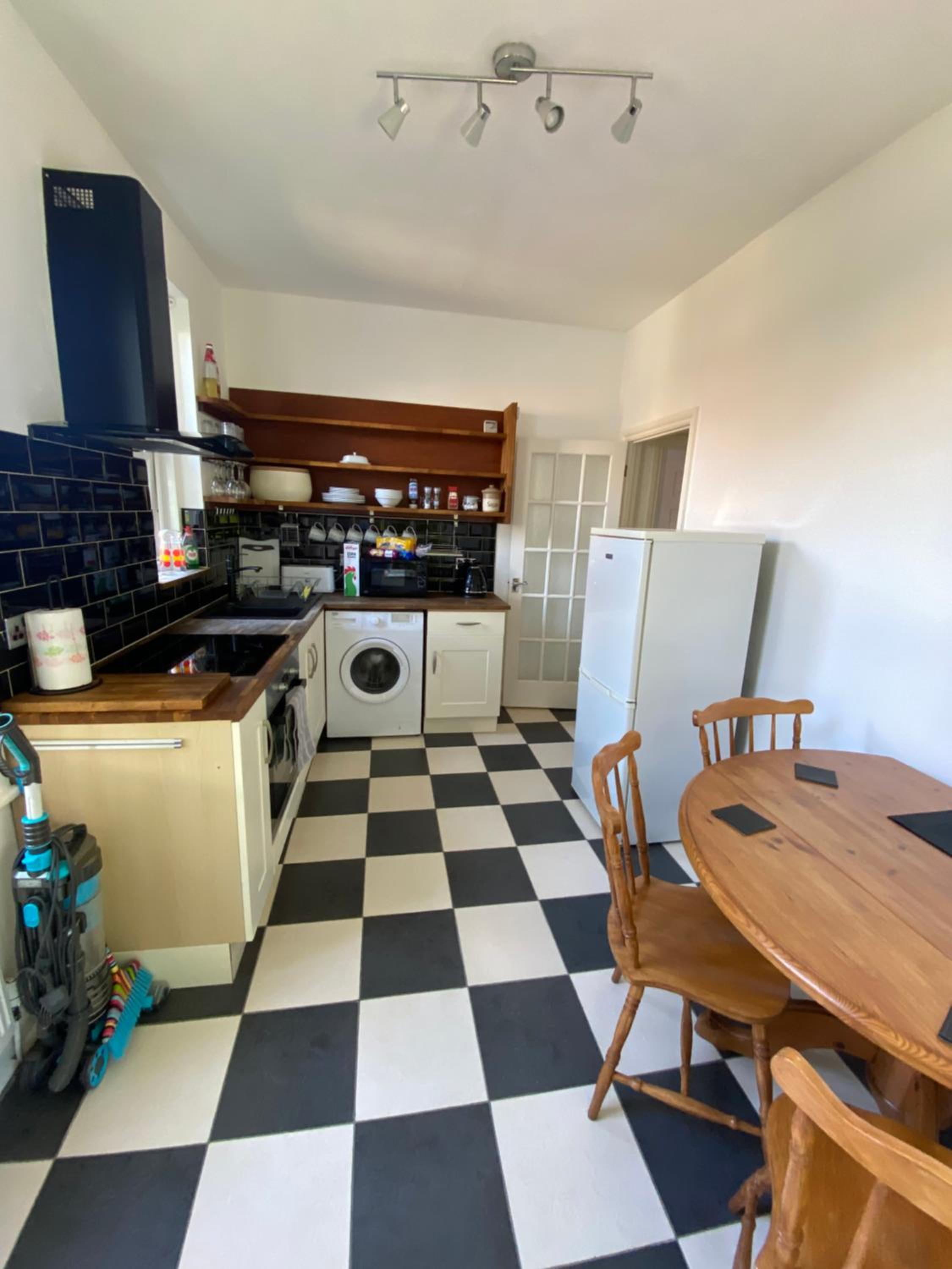Lovely 2 Bedroom Flat Wifi Close to the beach view 5