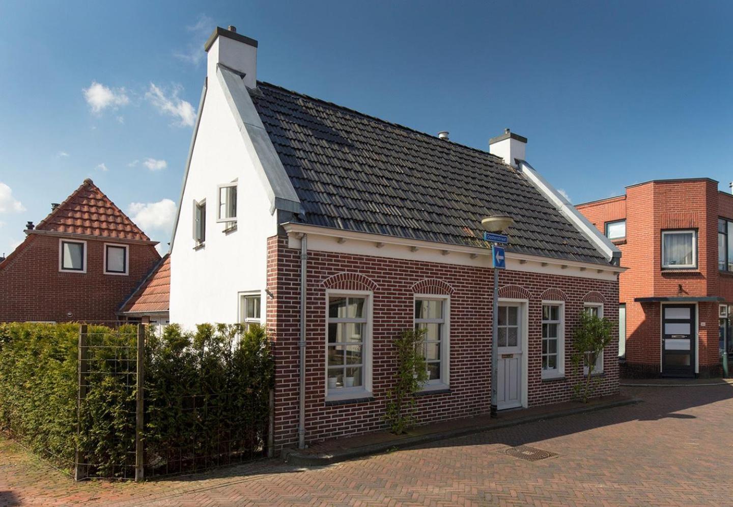 Karakteristiek huis in centrum Winsum met nieuwe badkamer view 2