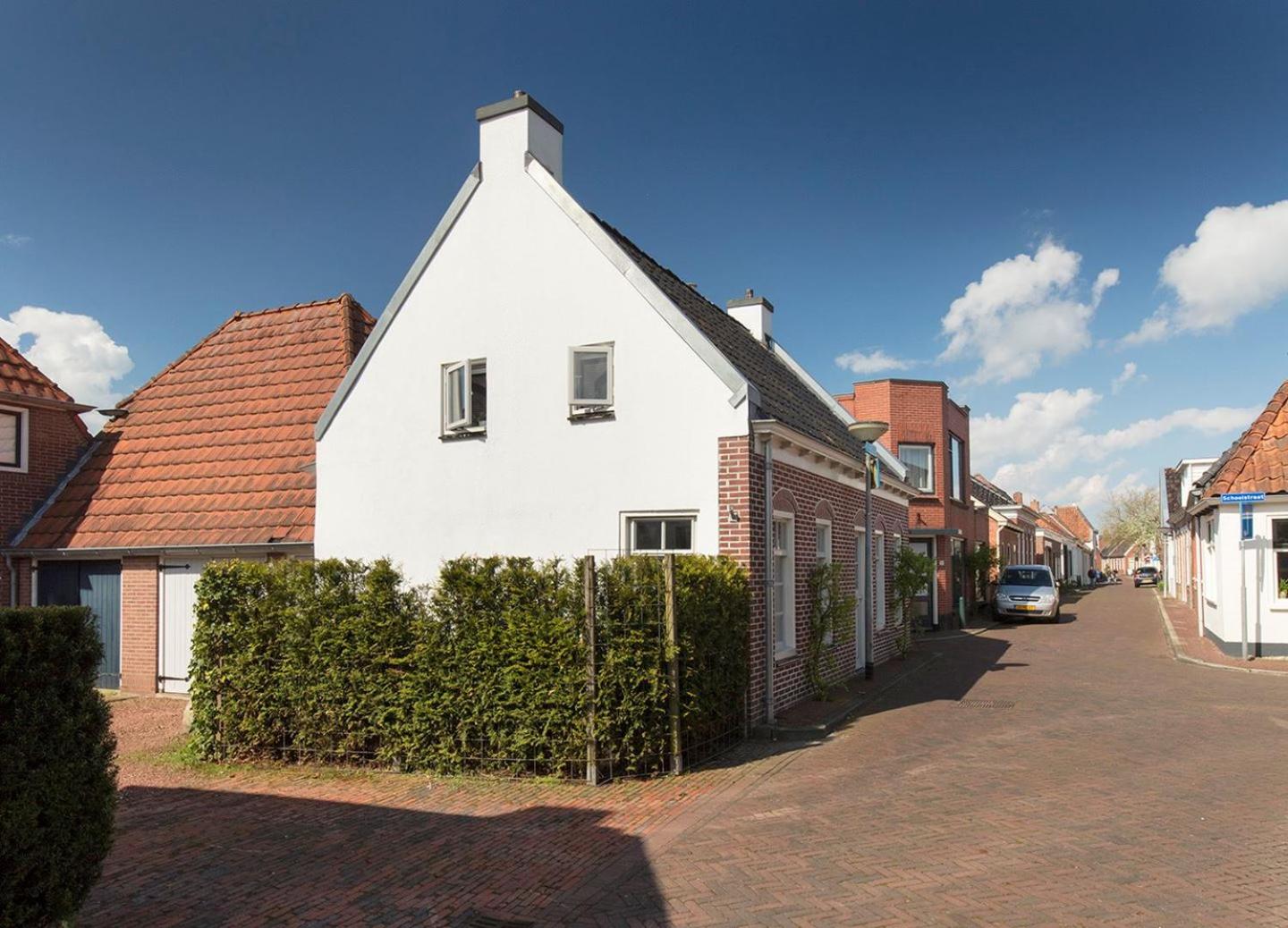Karakteristiek huis in centrum Winsum met nieuwe badkamer view 3