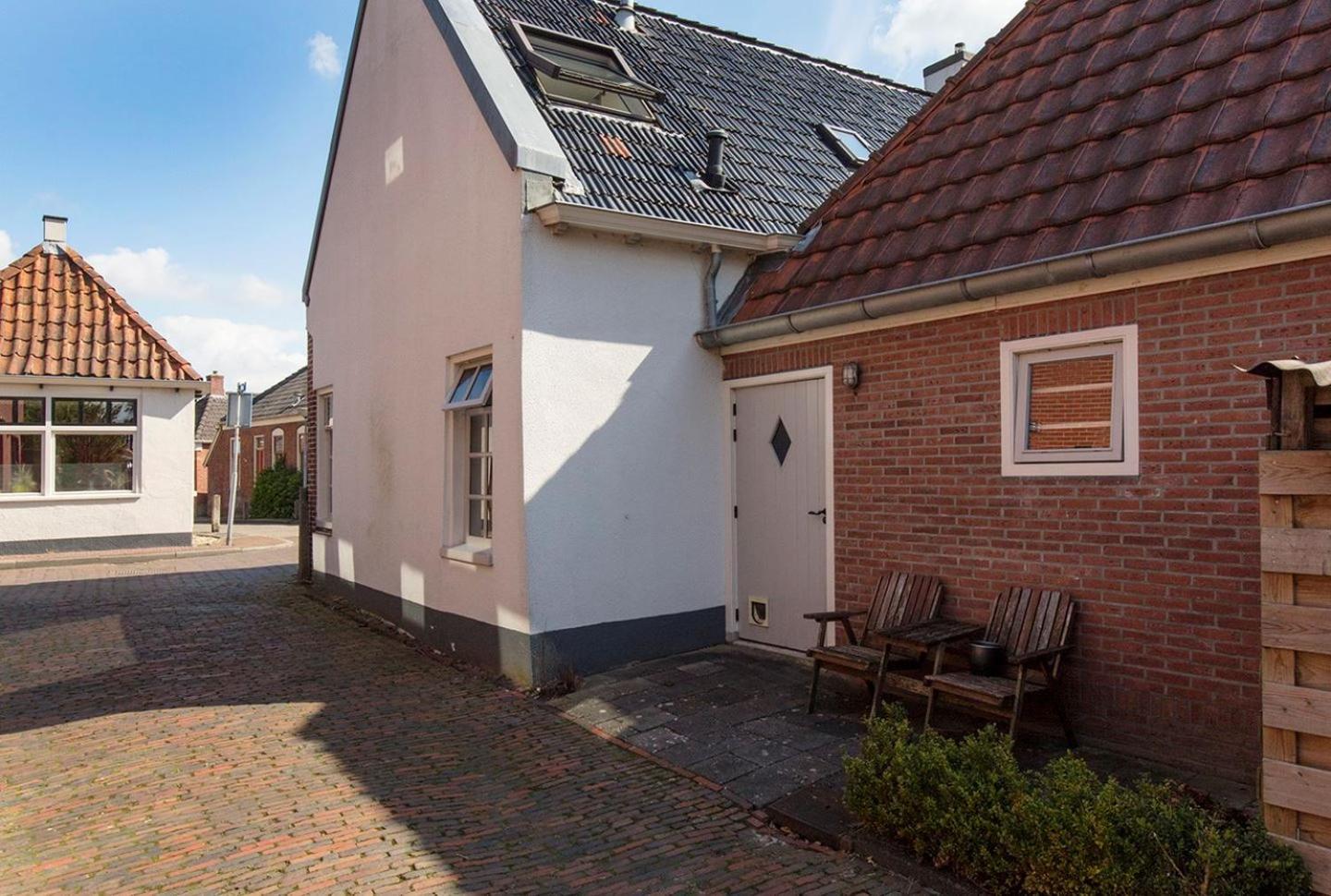 Karakteristiek huis in centrum Winsum met nieuwe badkamer view 4
