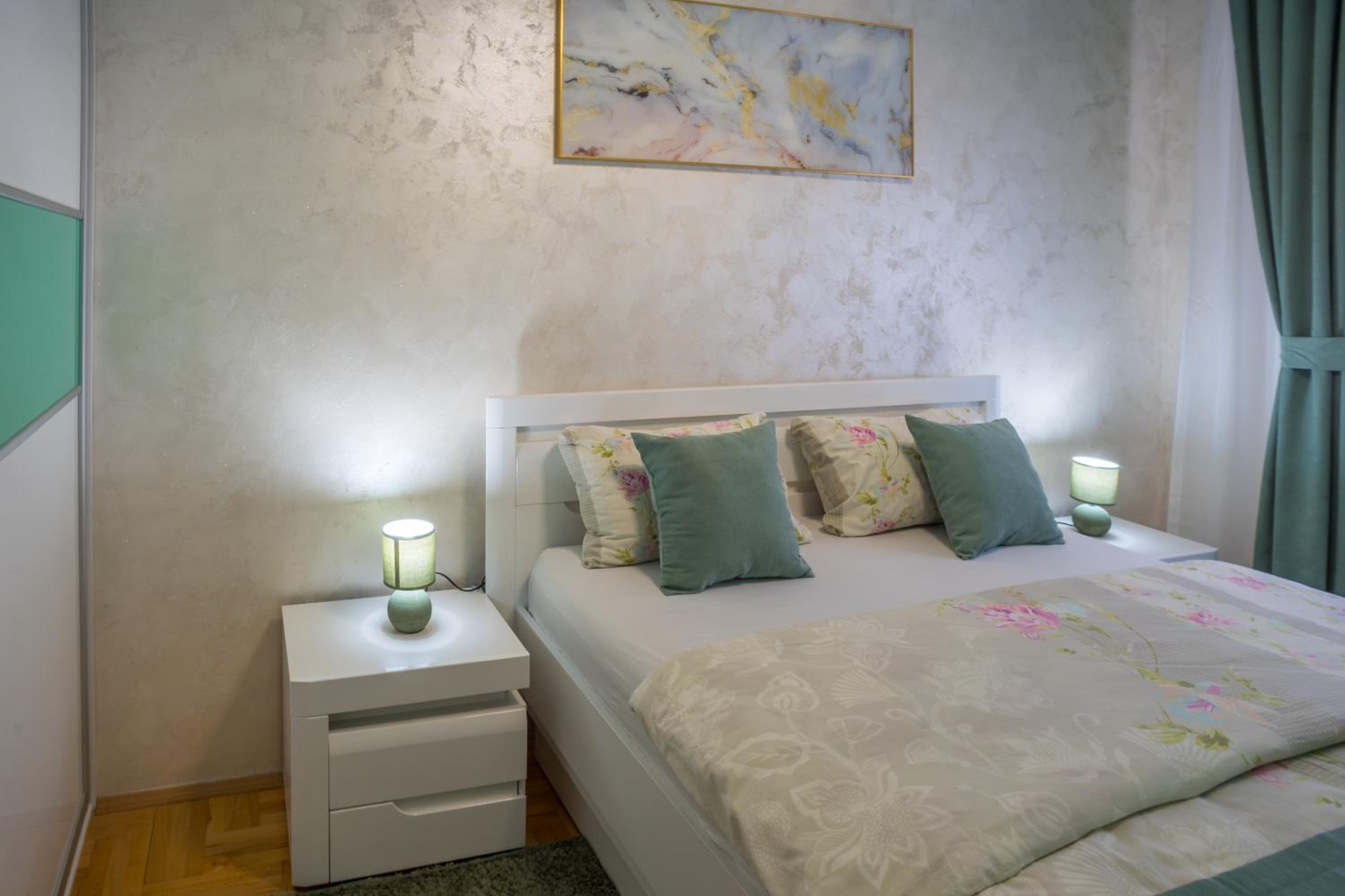 Lux Deluxe Apartment view 4