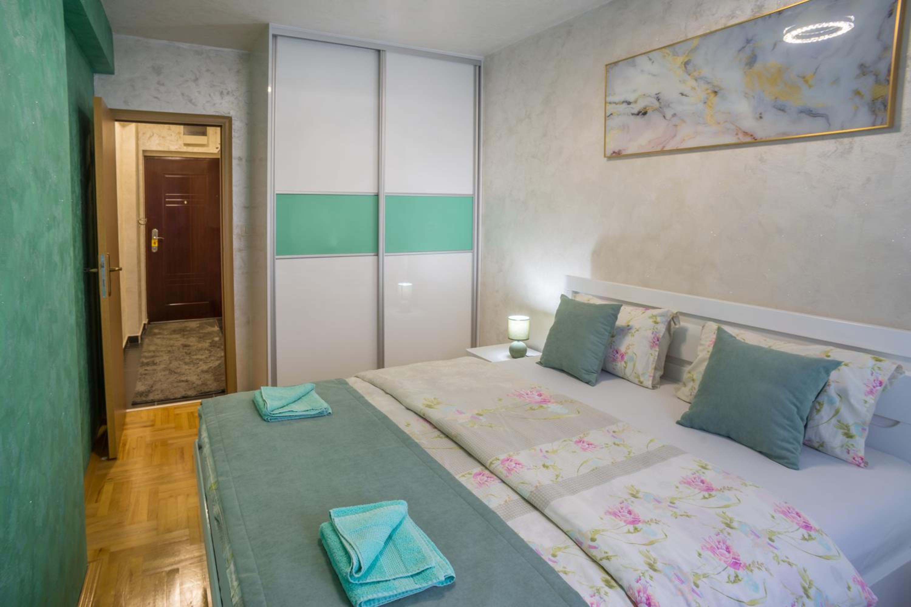 Lux Deluxe Apartment view 3