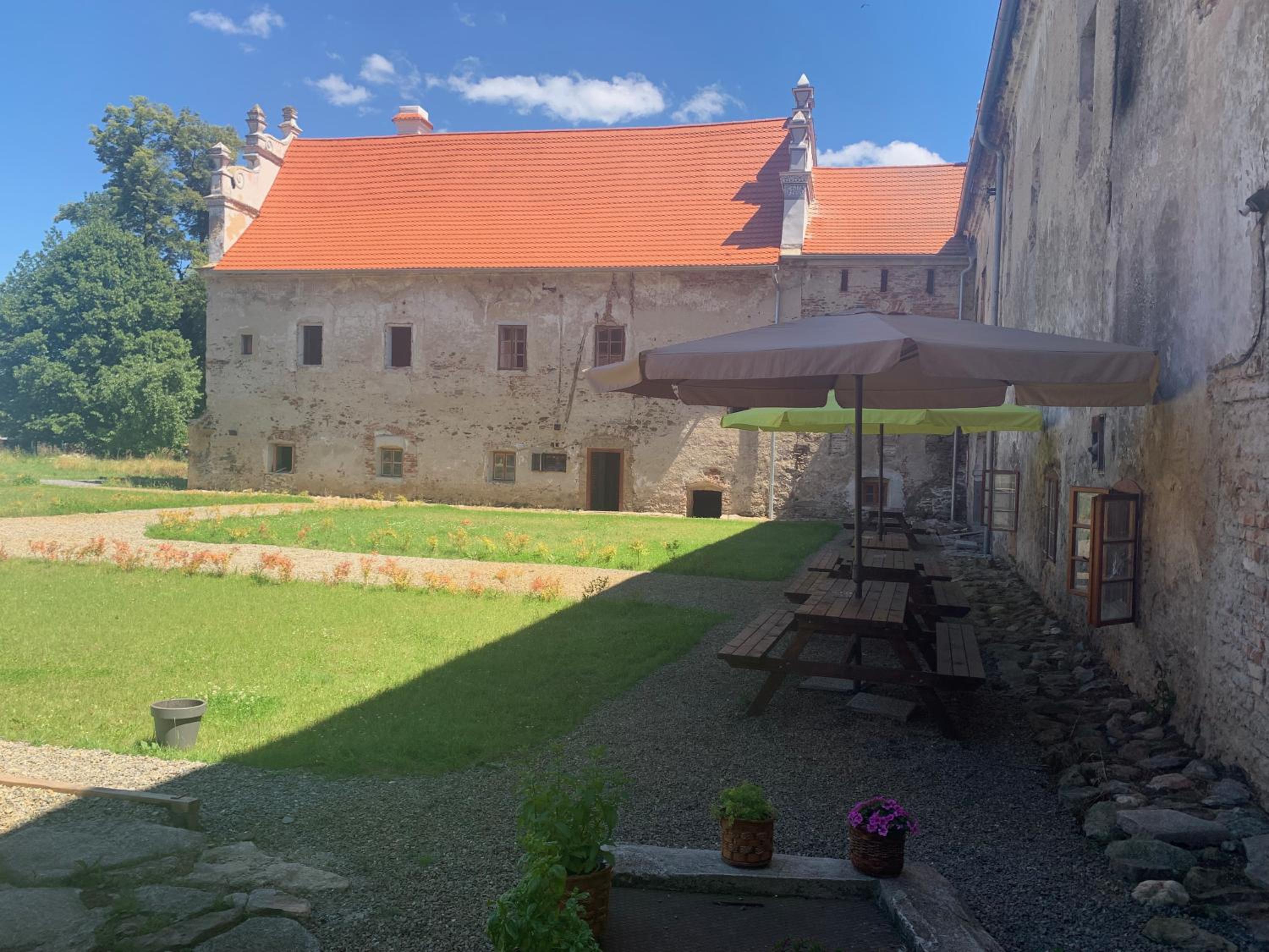 Zámek Mokrosuky view 2
